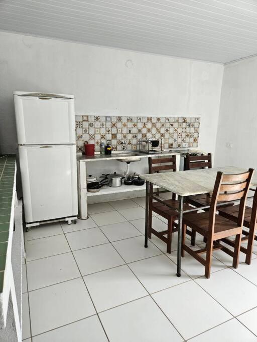 Aconchegante casa perto da praia da Enseada dos Golfinhos OBS não é Jaguaribe