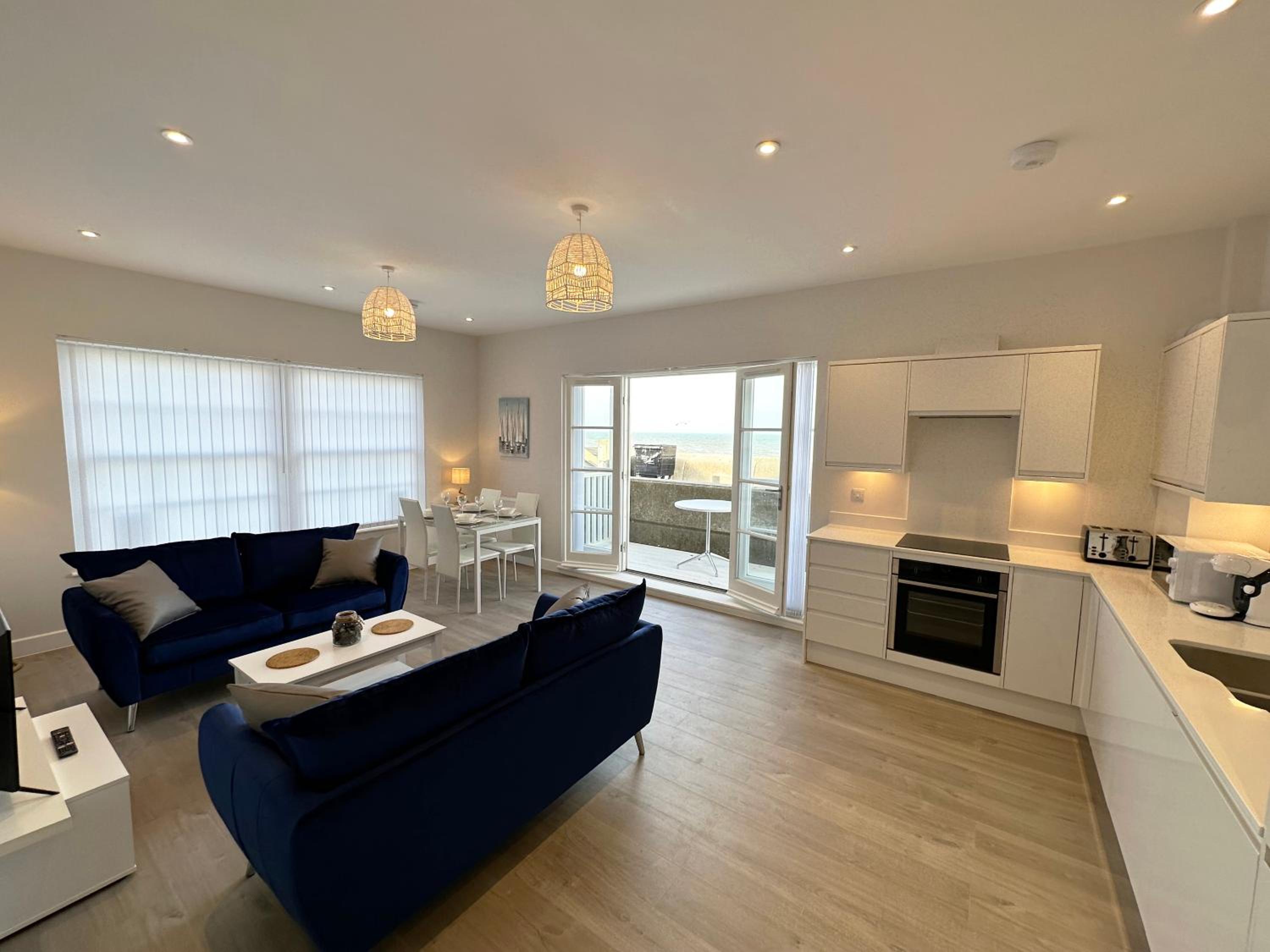 Beachfront Bliss Apartment - Near Hythe - On Beach Seafront - Private Parking view 2