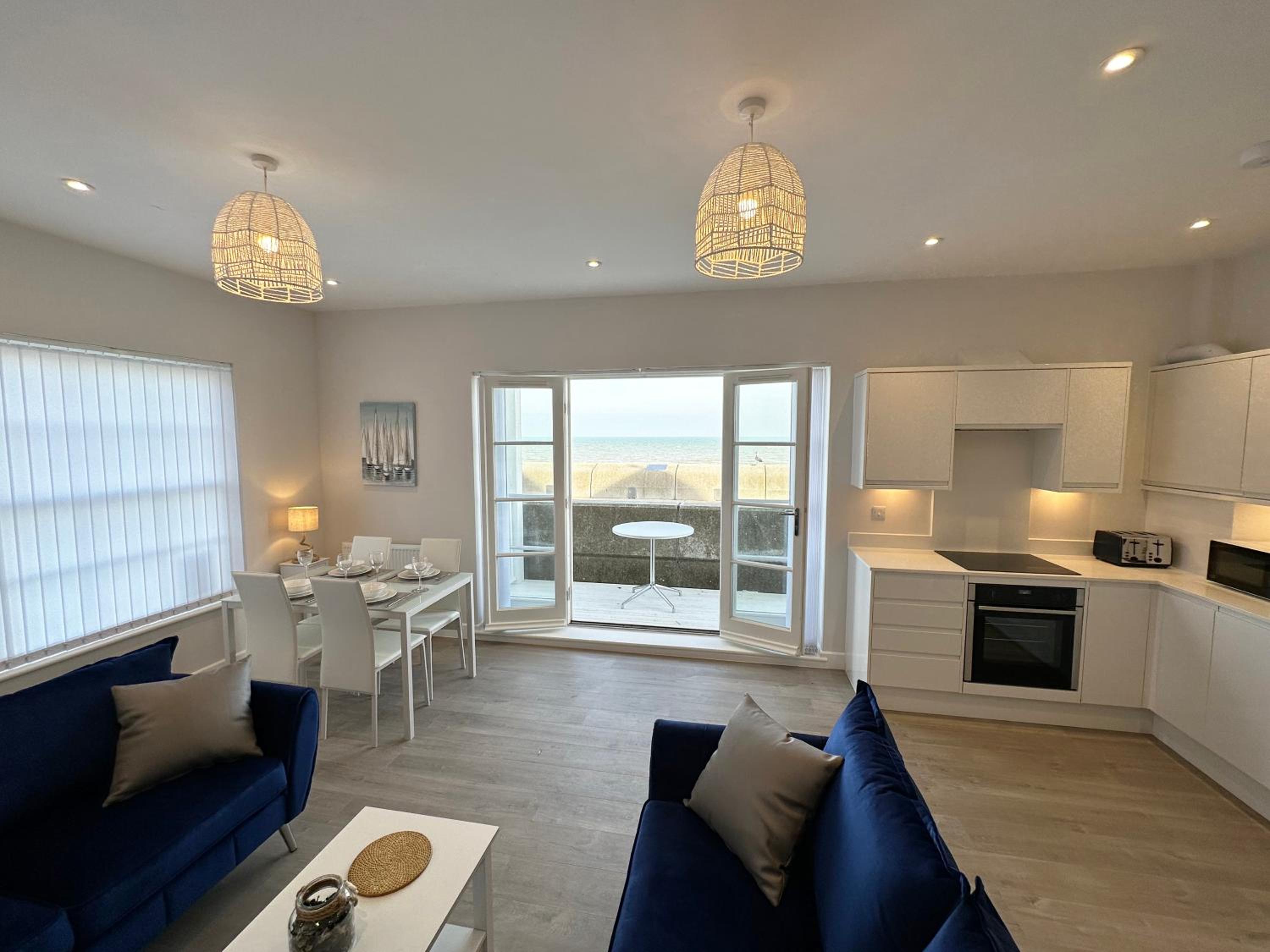 Beachfront Bliss Apartment - Near Hythe - On Beach Seafront - Private Parking view 4