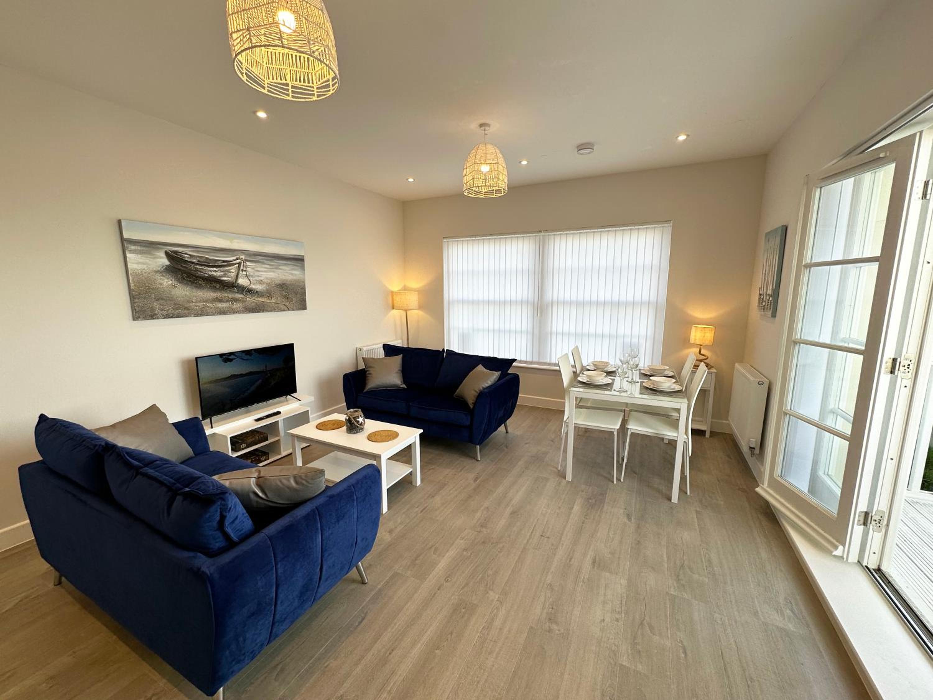Beachfront Bliss Apartment - Near Hythe - On Beach Seafront - Private Parking view 3