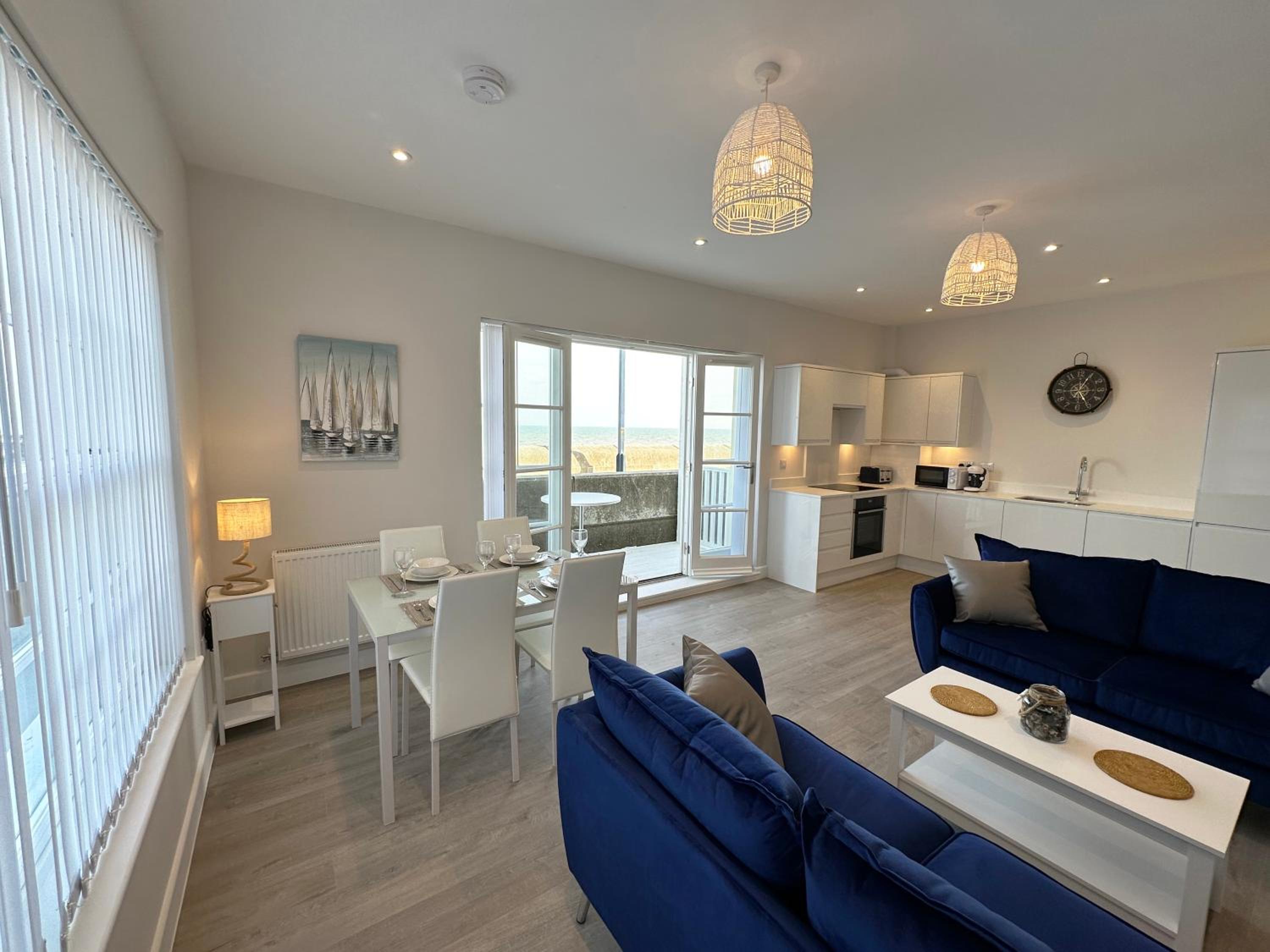 Beachfront Bliss Apartment - Near Hythe - On Beach Seafront - Private Parking view 5