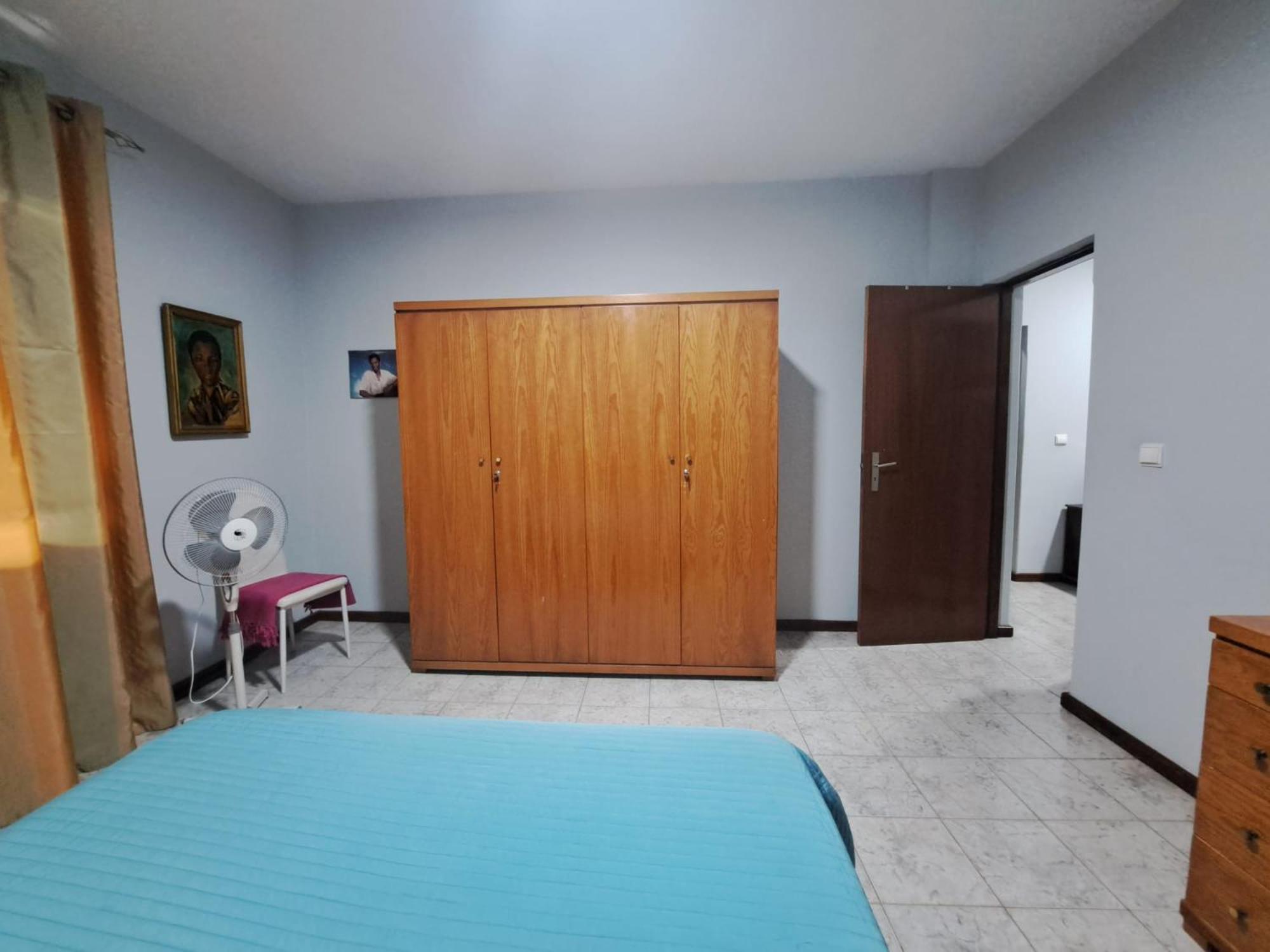 Quarto amplo do apartamento no Palmarejo