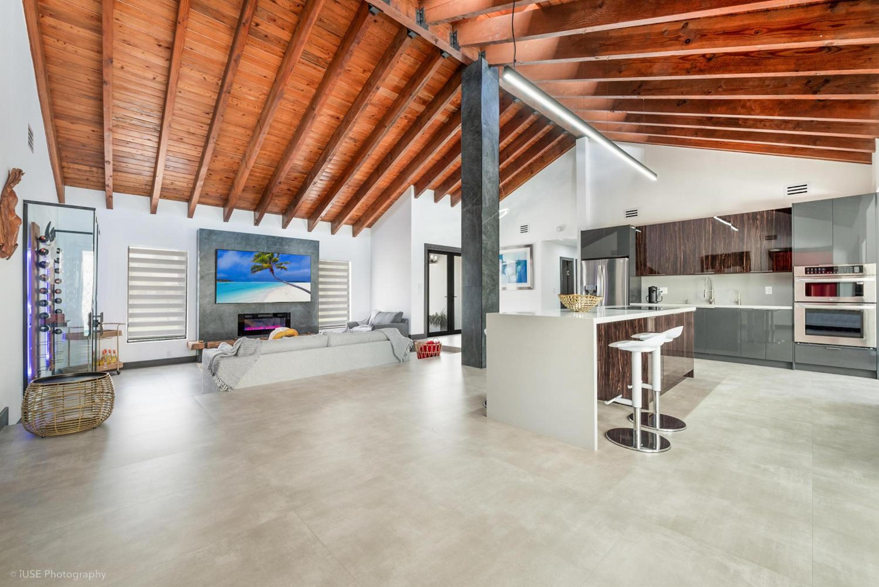 Island Paradise - Pickleball, Football, Pool Bliss L61