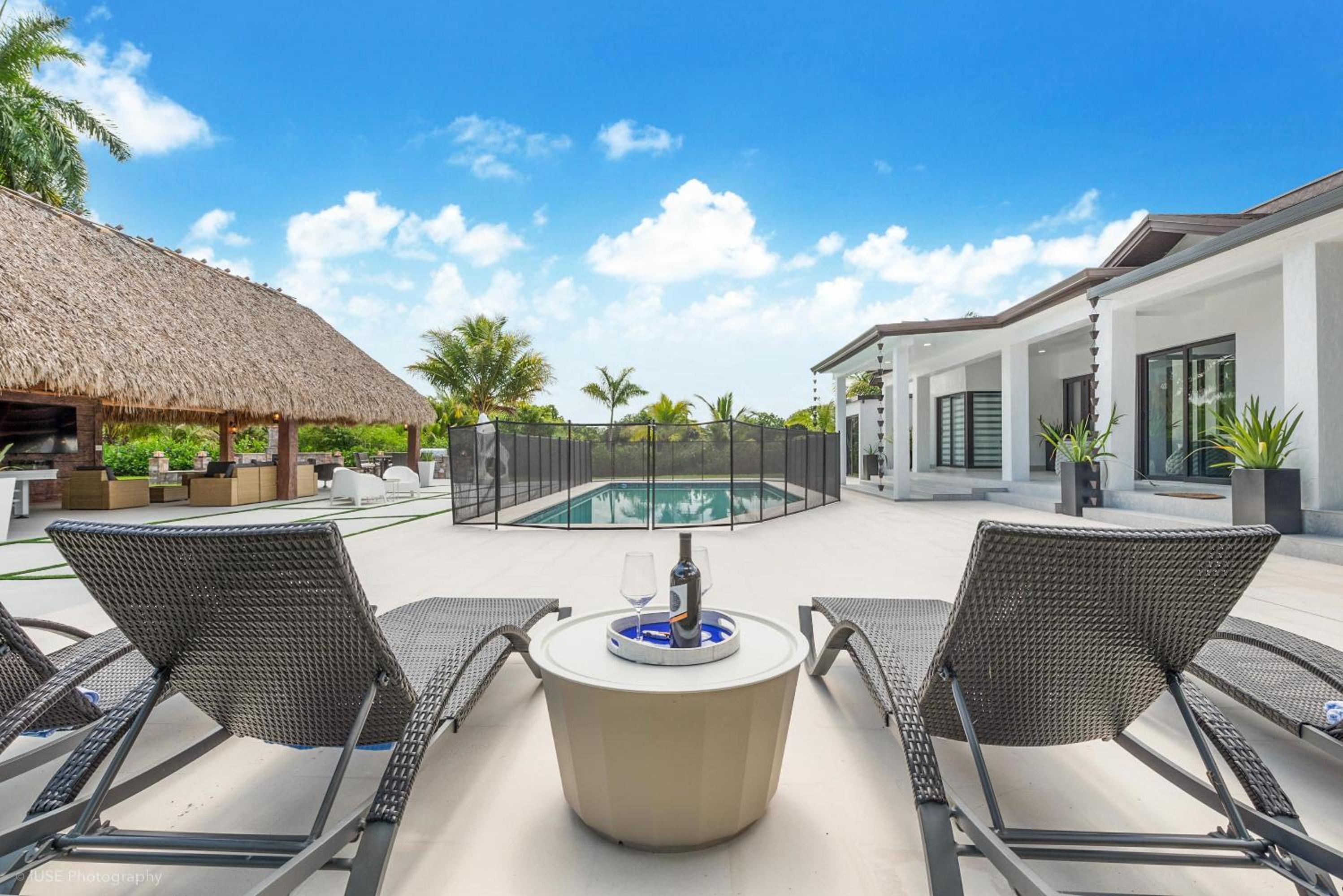 Island Paradise - Pickleball, Football, Pool Bliss L61