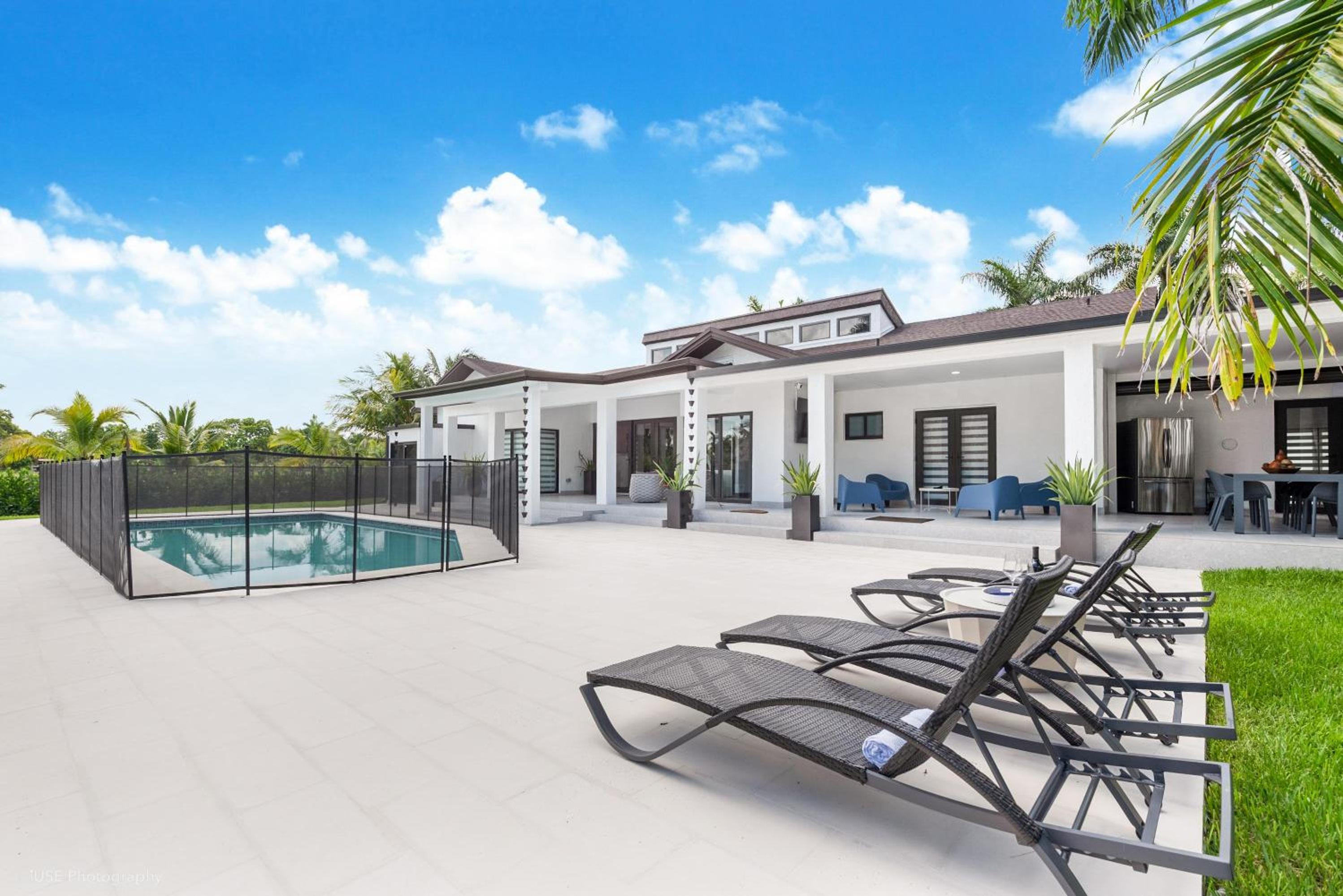 Island Paradise - Pickleball, Football, Pool Bliss L61