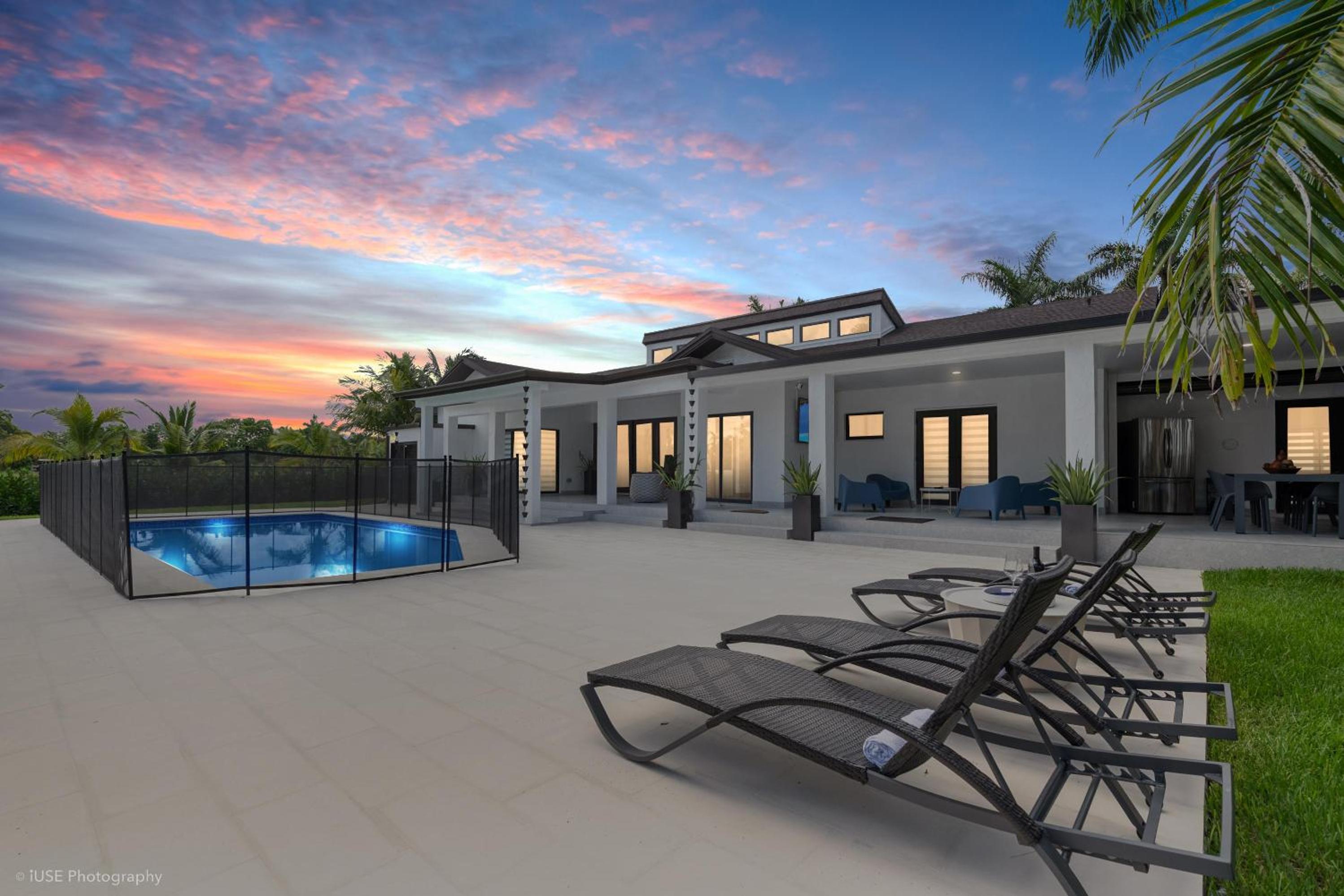 Island Paradise - Pickleball, Football, Pool Bliss L61