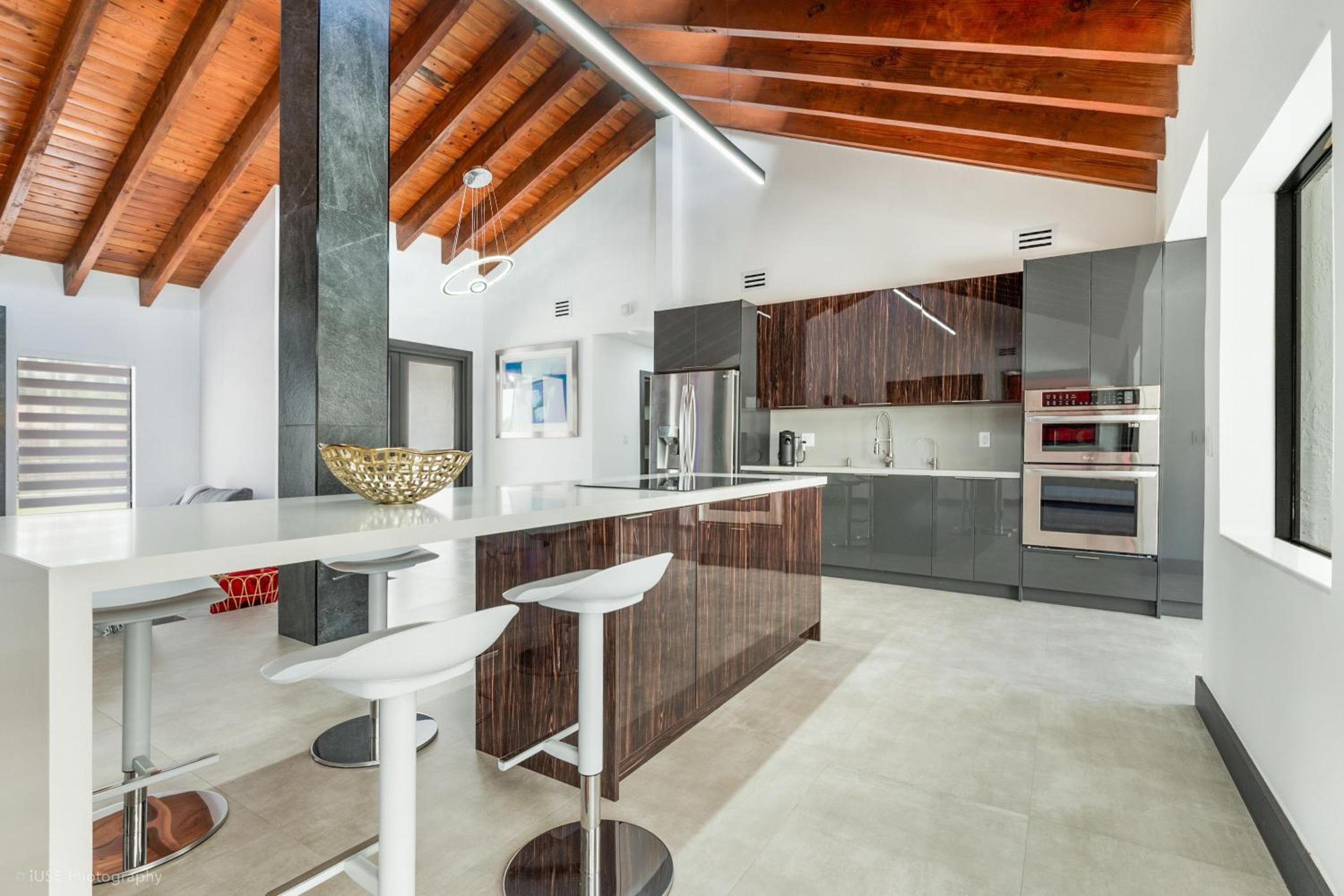 Island Paradise - Pickleball, Football, Pool Bliss L61