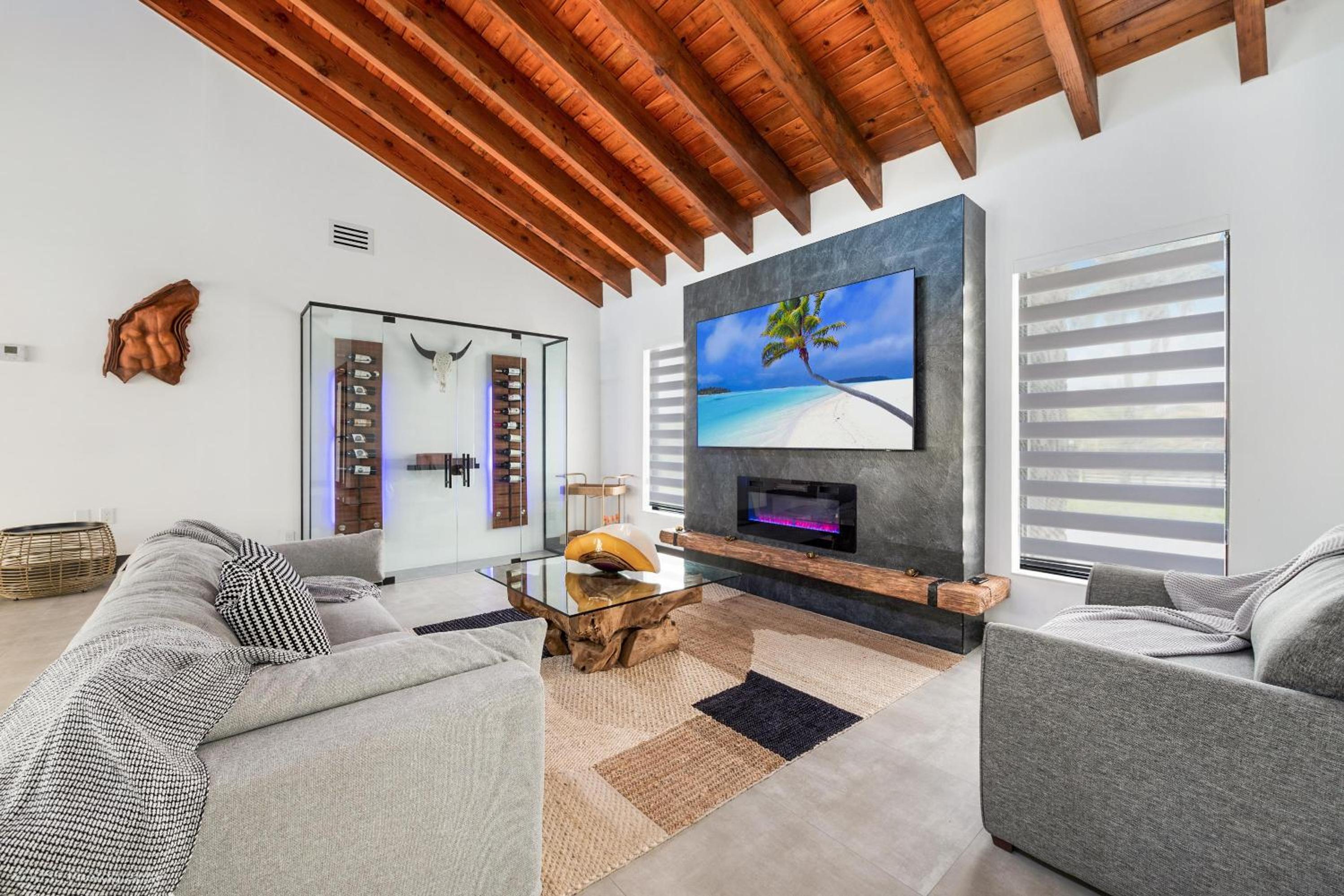 Island Paradise - Pickleball, Football, Pool Bliss L61