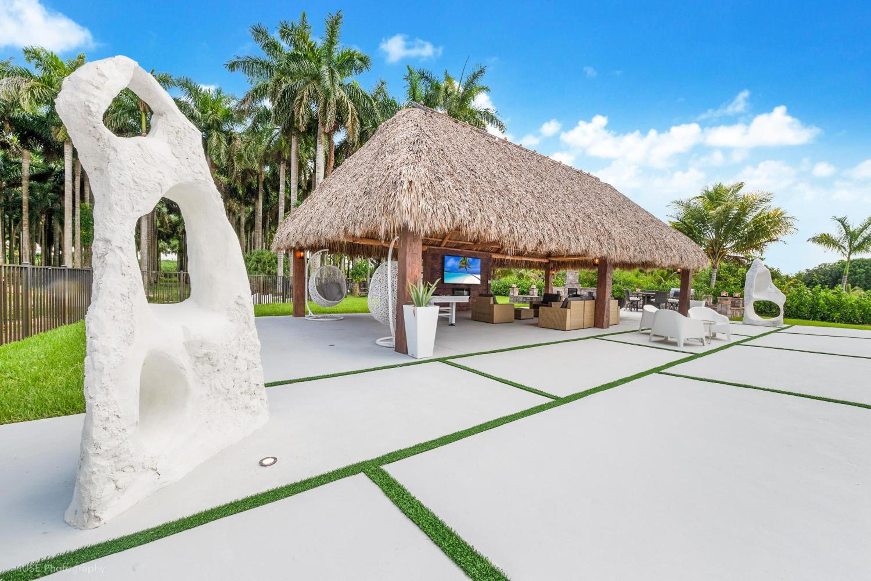 Island Paradise - Pickleball, Football, Pool Bliss L61