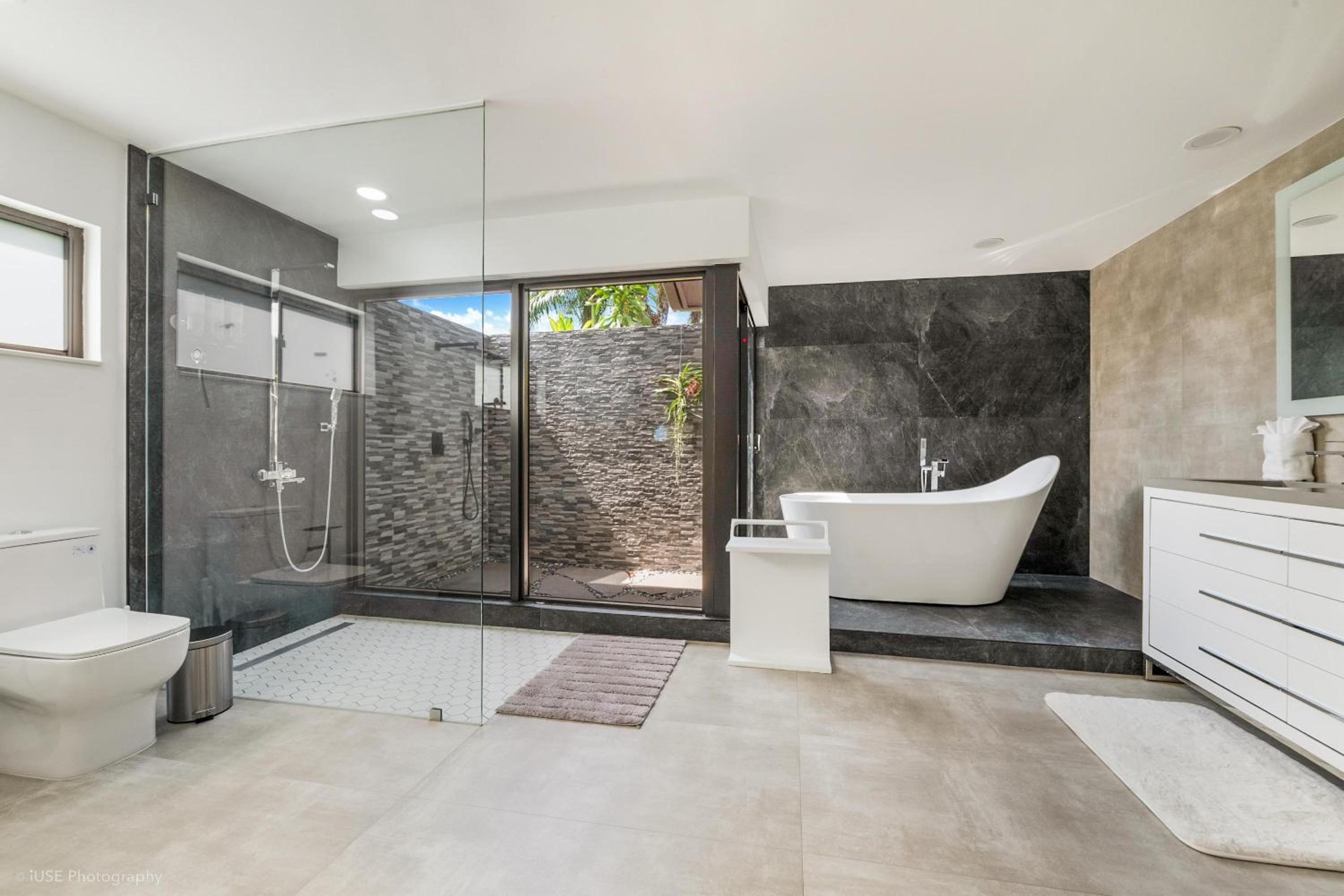 Island Paradise - Pickleball, Football, Pool Bliss L61