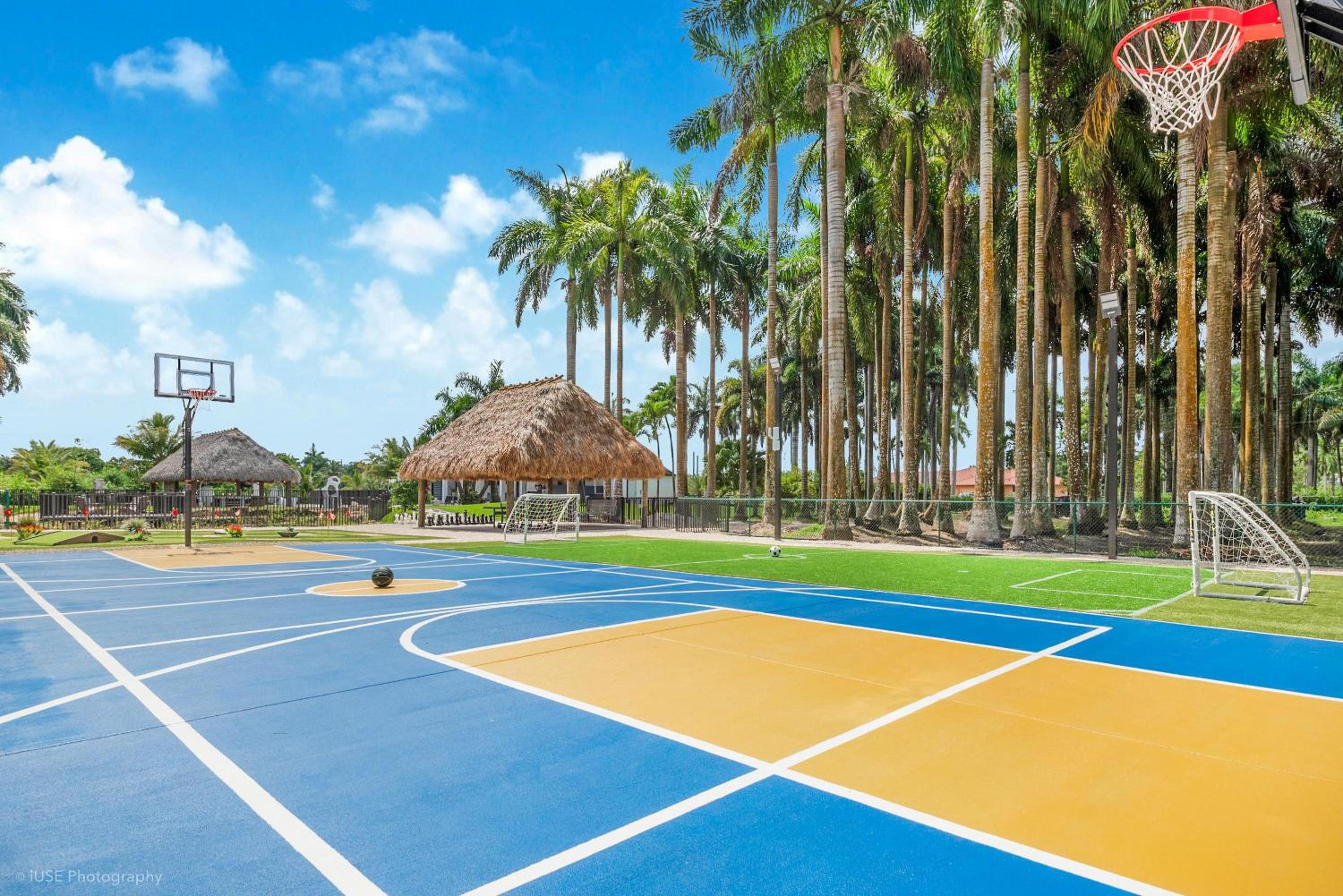 Island Paradise - Pickleball, Football, Pool Bliss L61