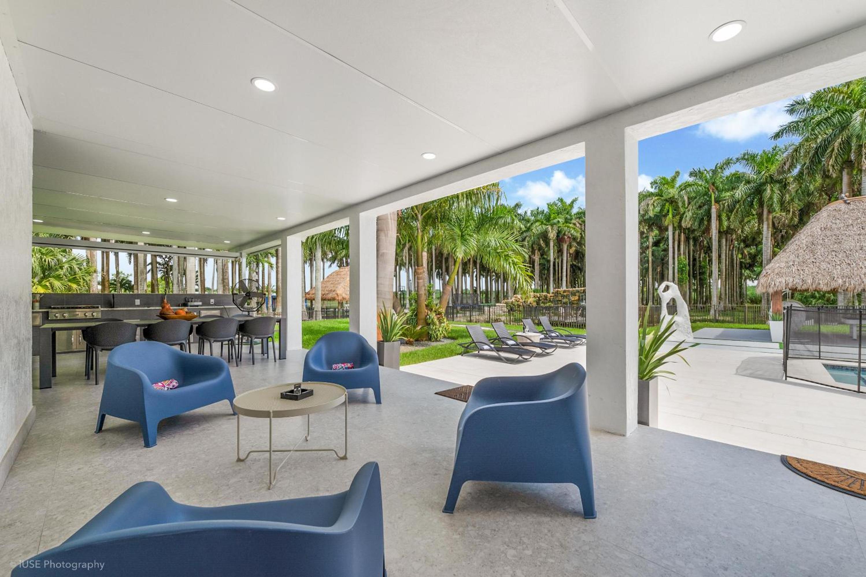Island Paradise - Pickleball, Football, Pool Bliss L61
