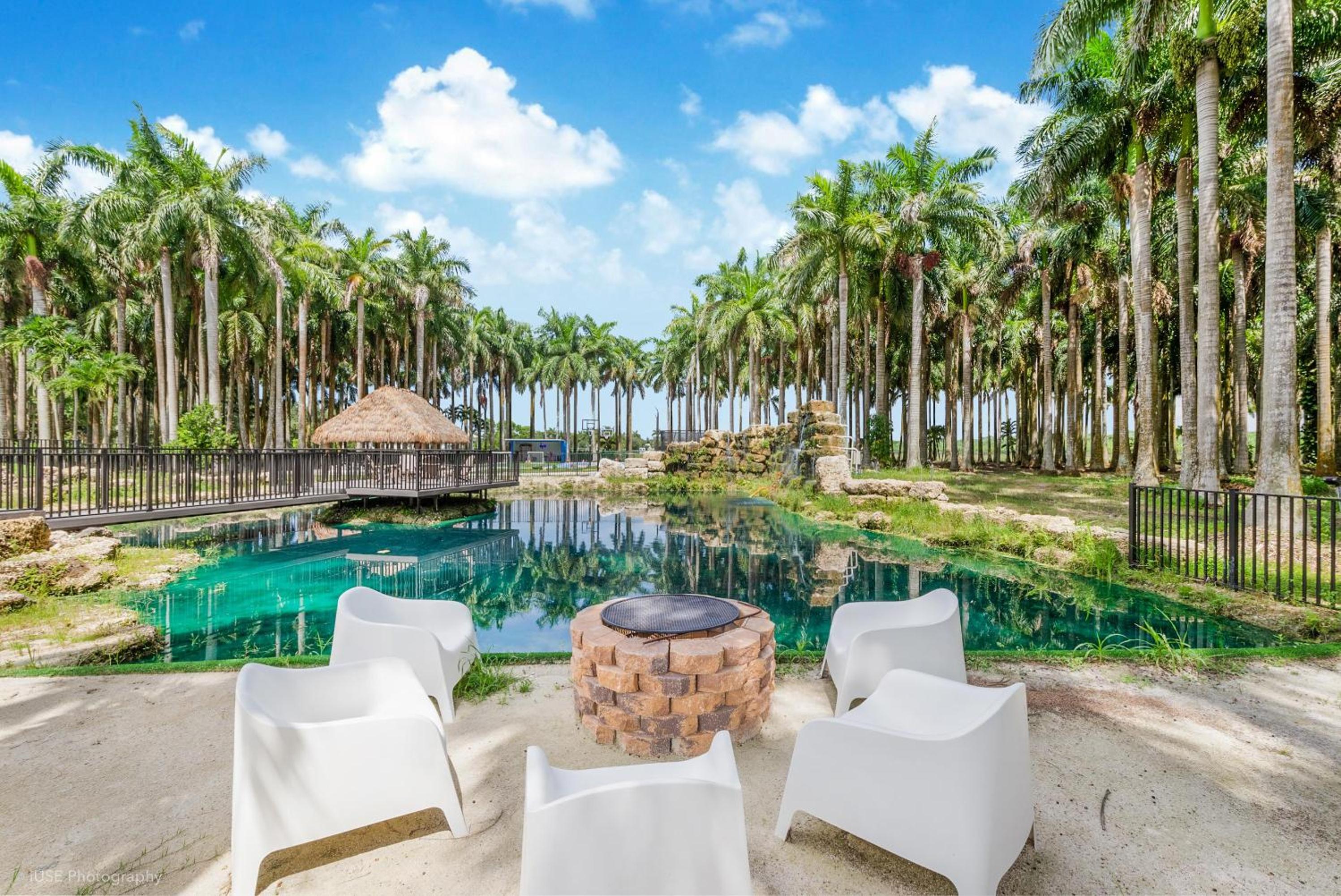 Island Paradise - Pickleball, Football, Pool Bliss L61
