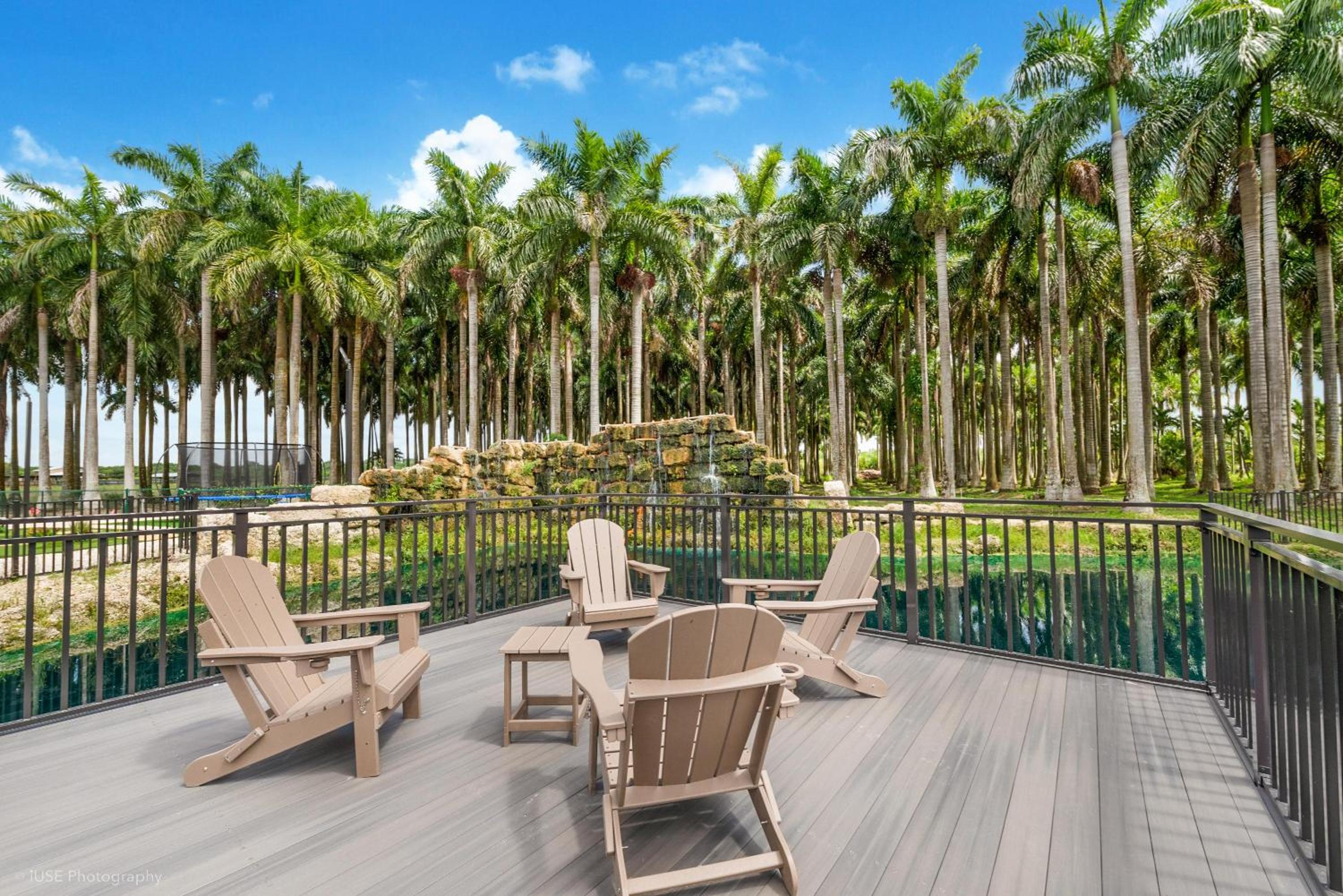 Island Paradise - Pickleball, Football, Pool Bliss L61