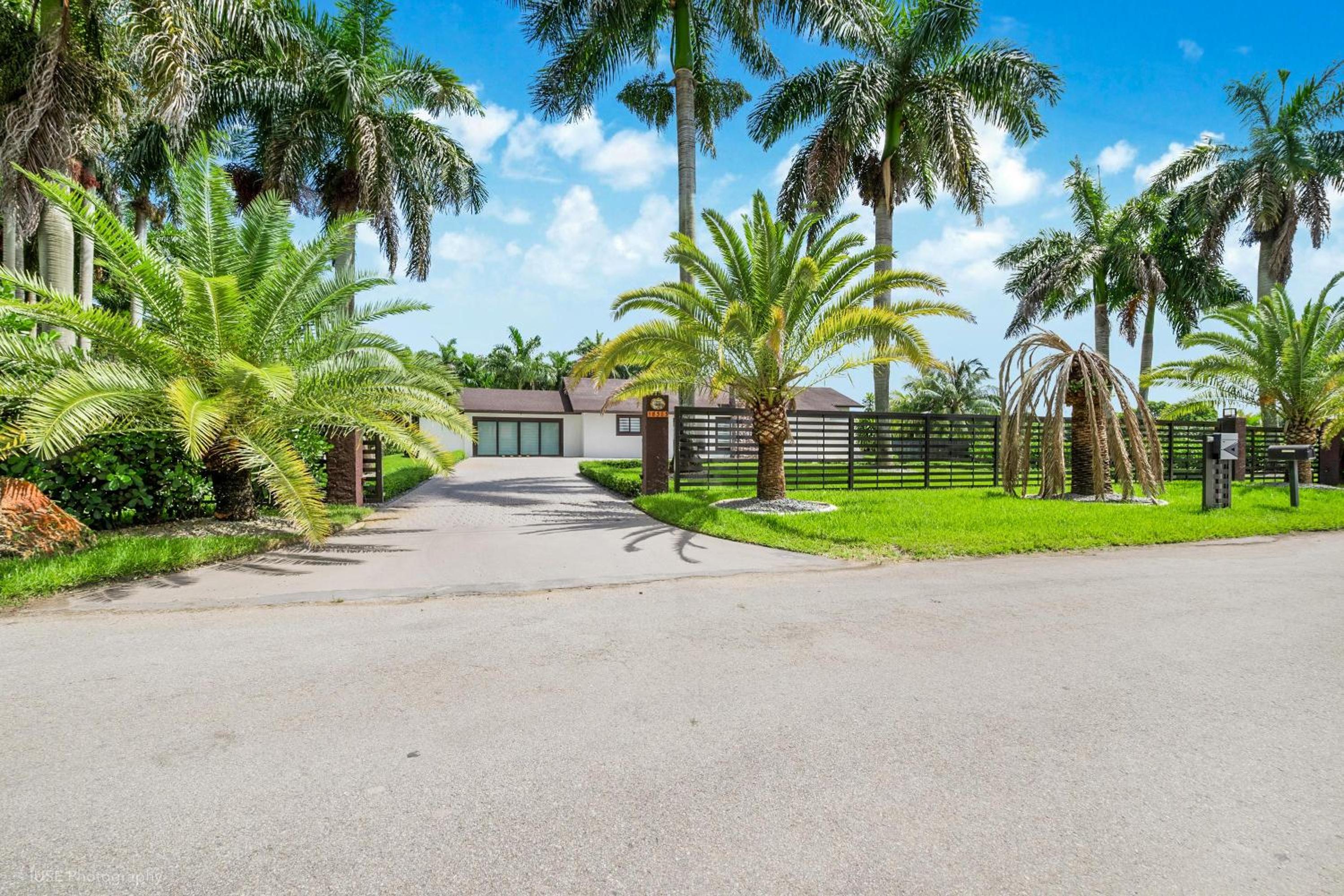 Island Paradise - Pickleball, Football, Pool Bliss L61
