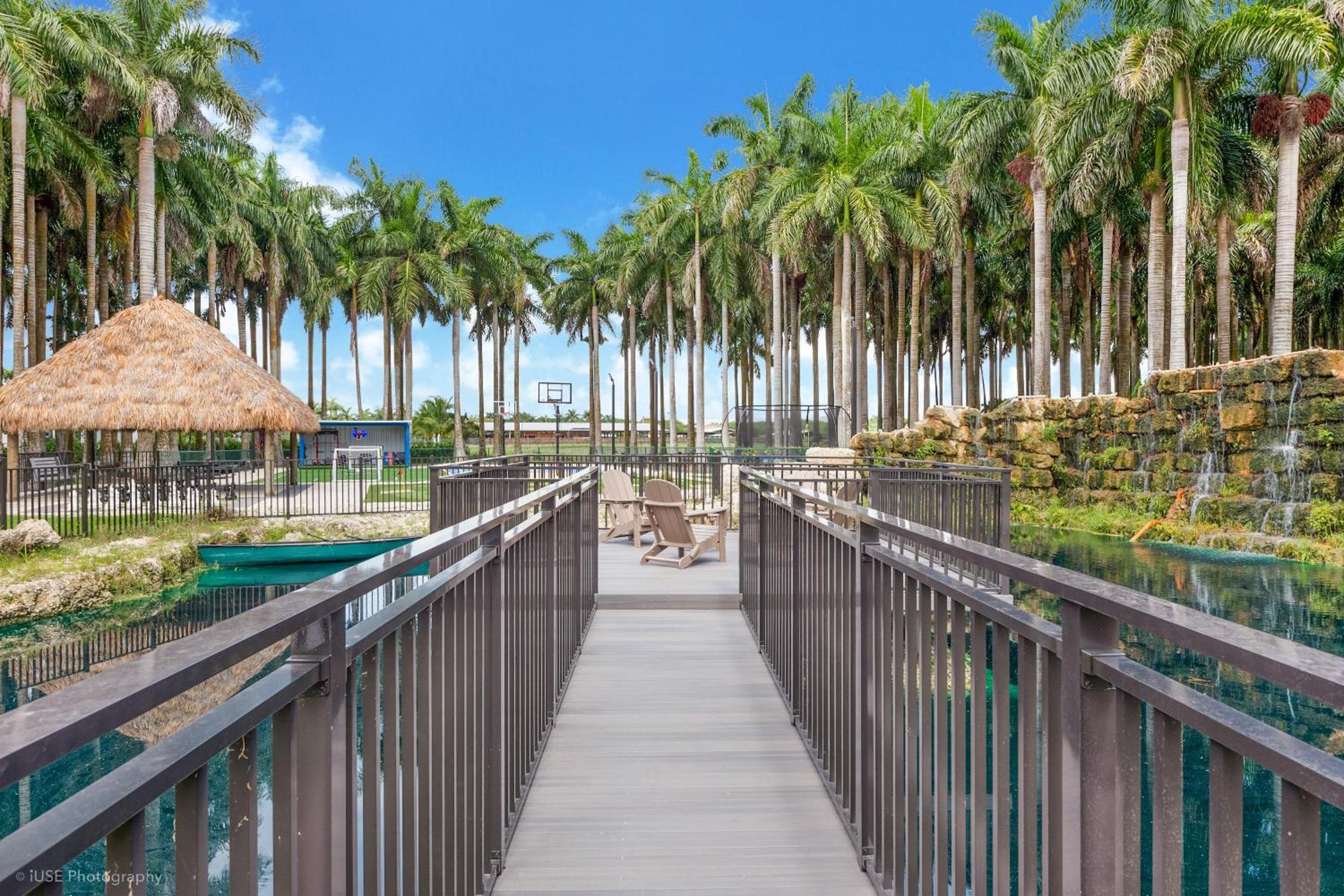 Island Paradise - Pickleball, Football, Pool Bliss L61