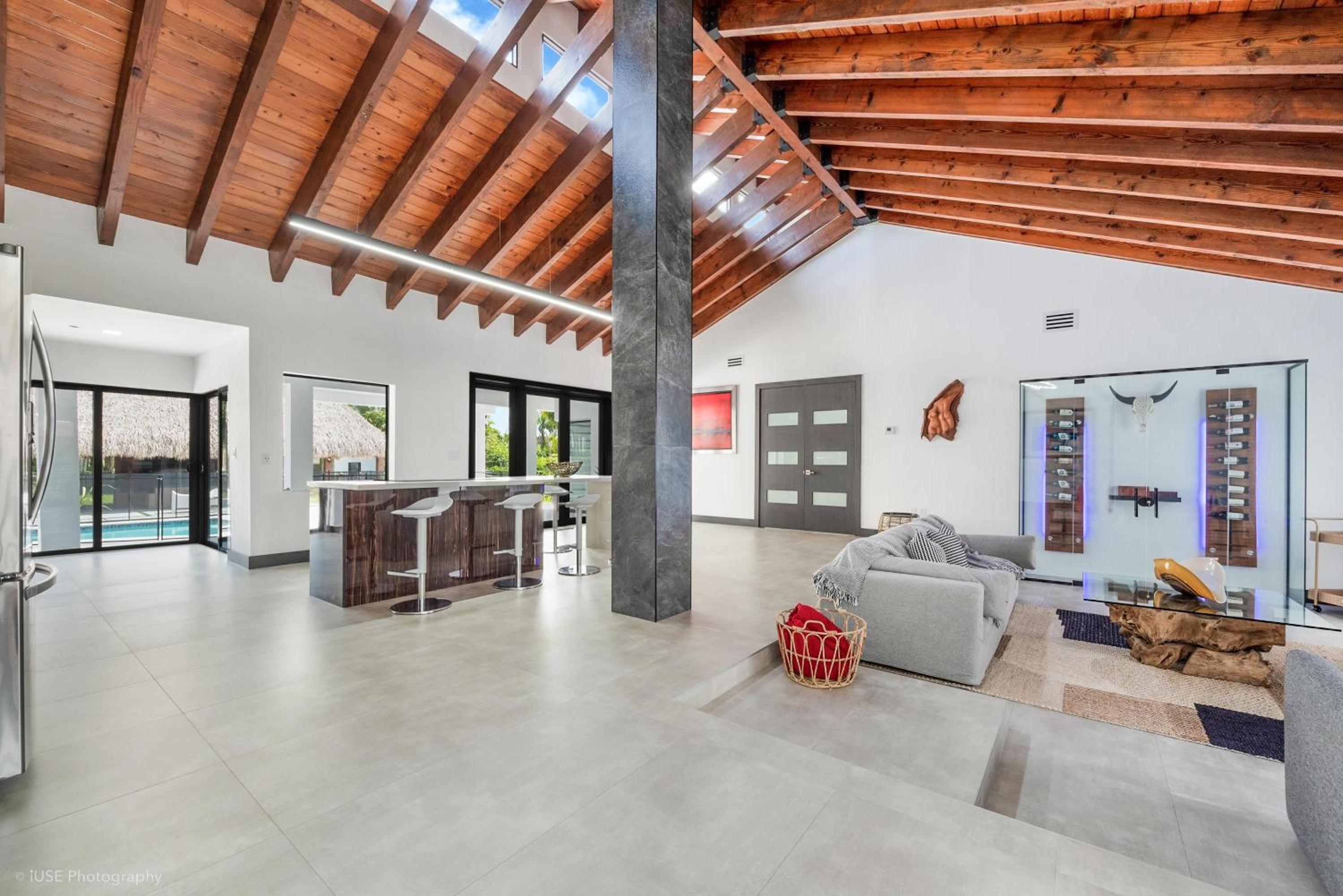 Island Paradise - Pickleball, Football, Pool Bliss L61