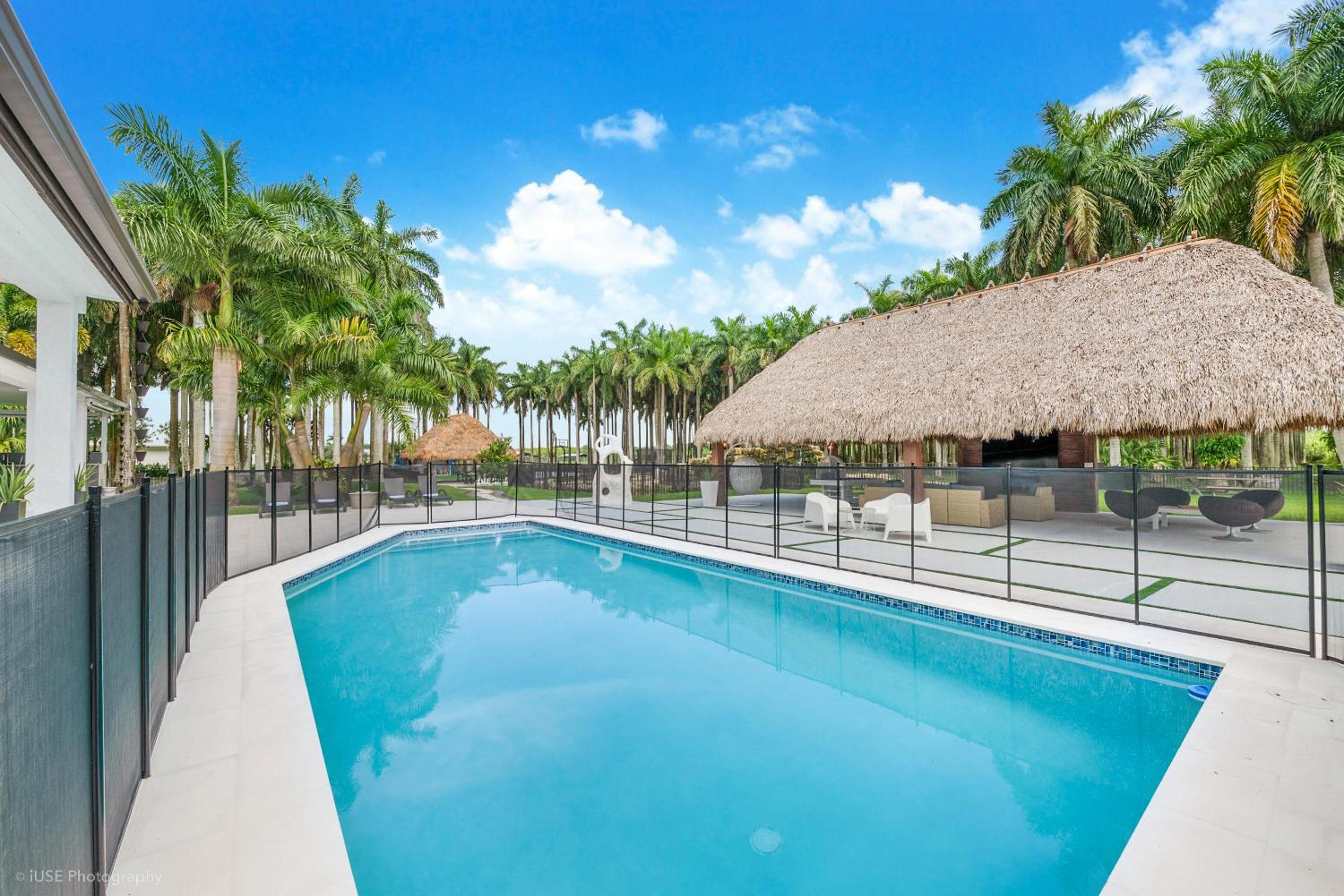 Island Paradise - Pickleball, Football, Pool Bliss L61
