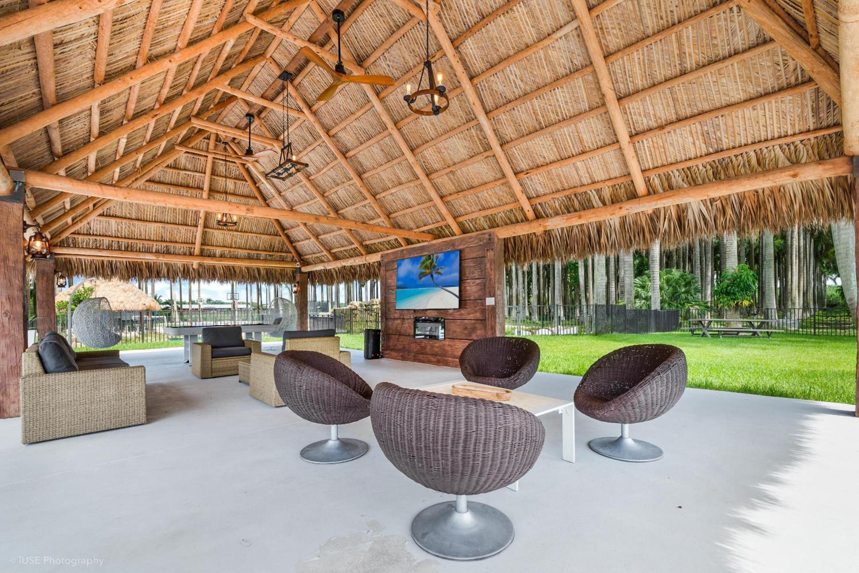 Island Paradise - Pickleball, Football, Pool Bliss L61
