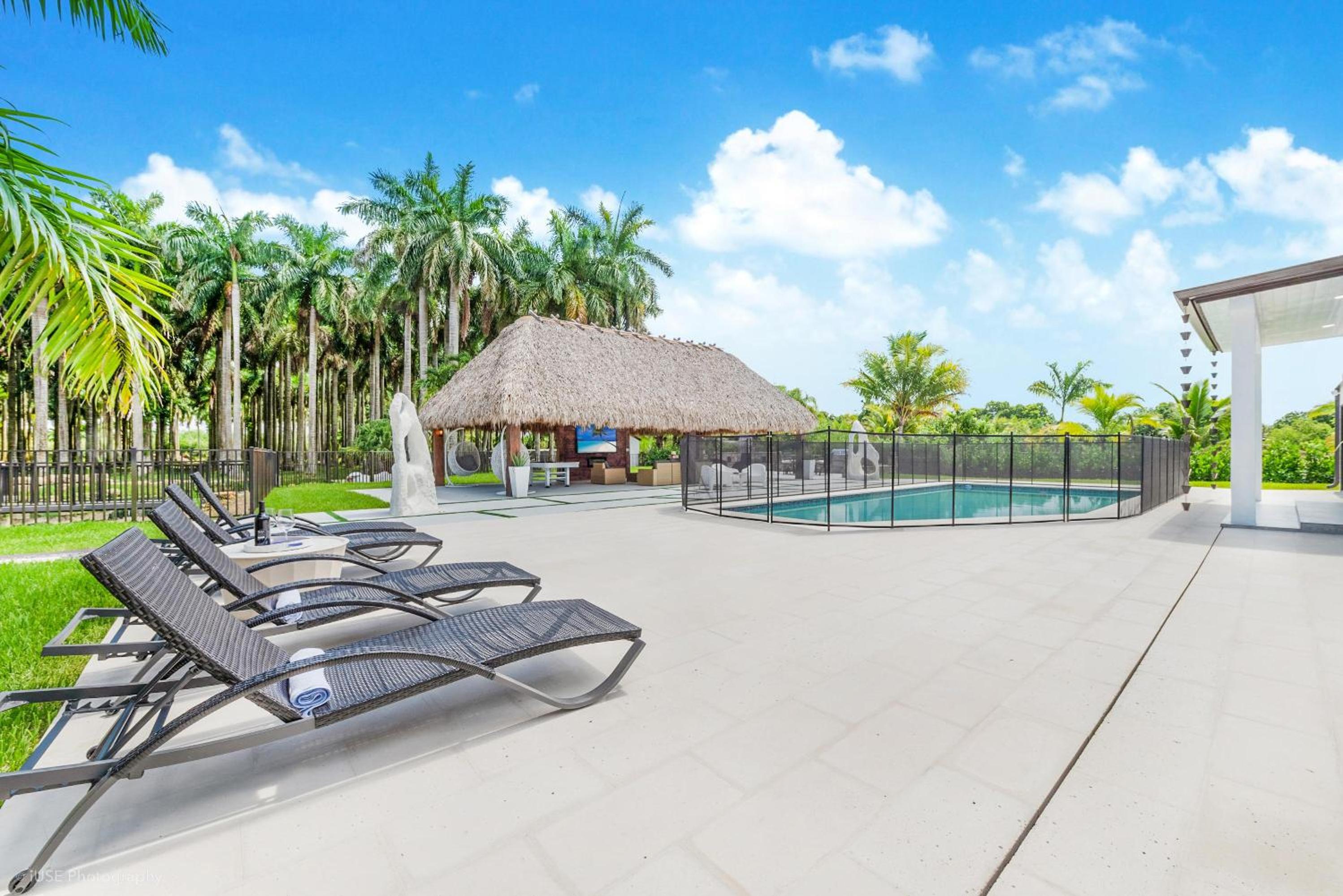Island Paradise - Pickleball, Football, Pool Bliss L61