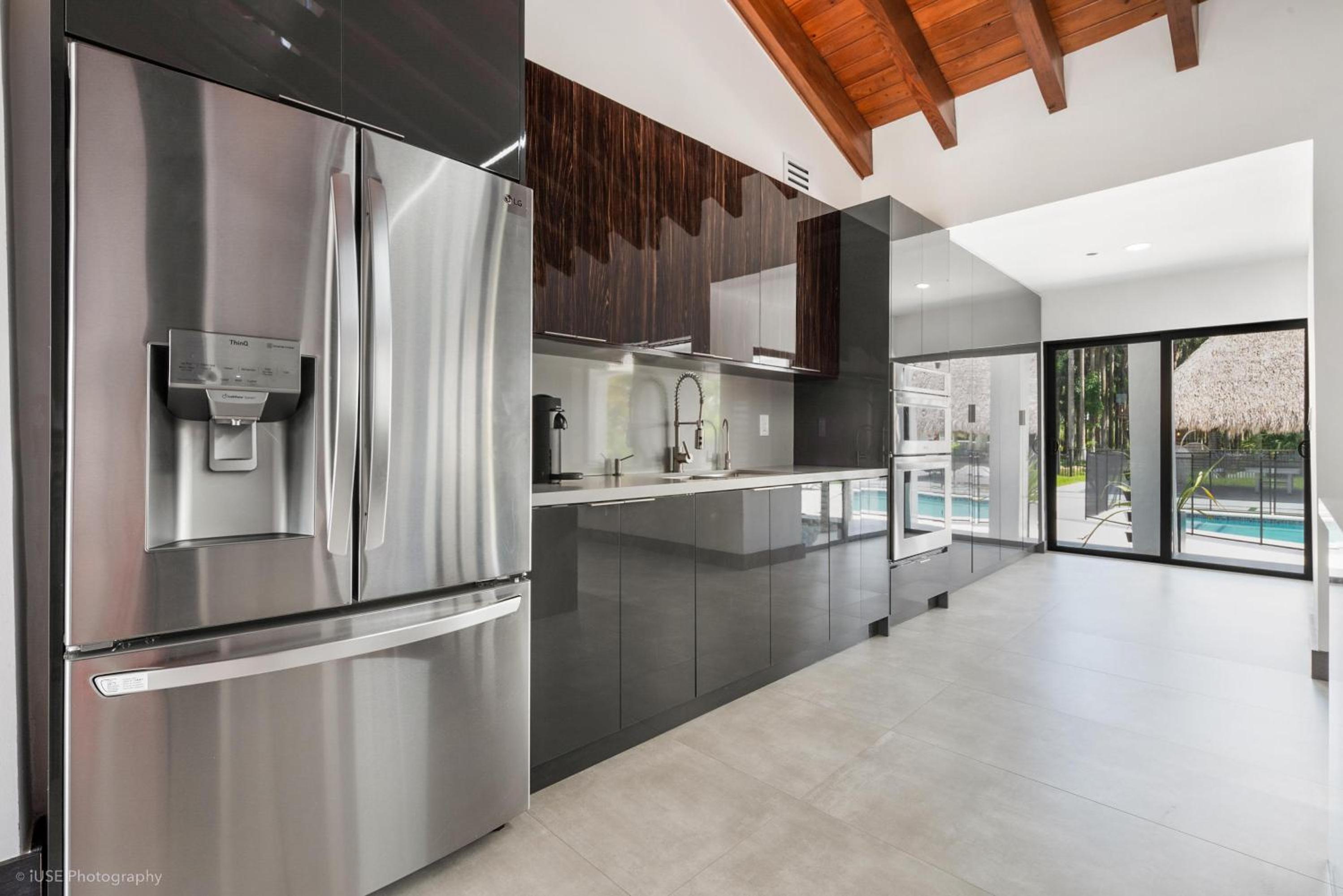 Island Paradise - Pickleball, Football, Pool Bliss L61
