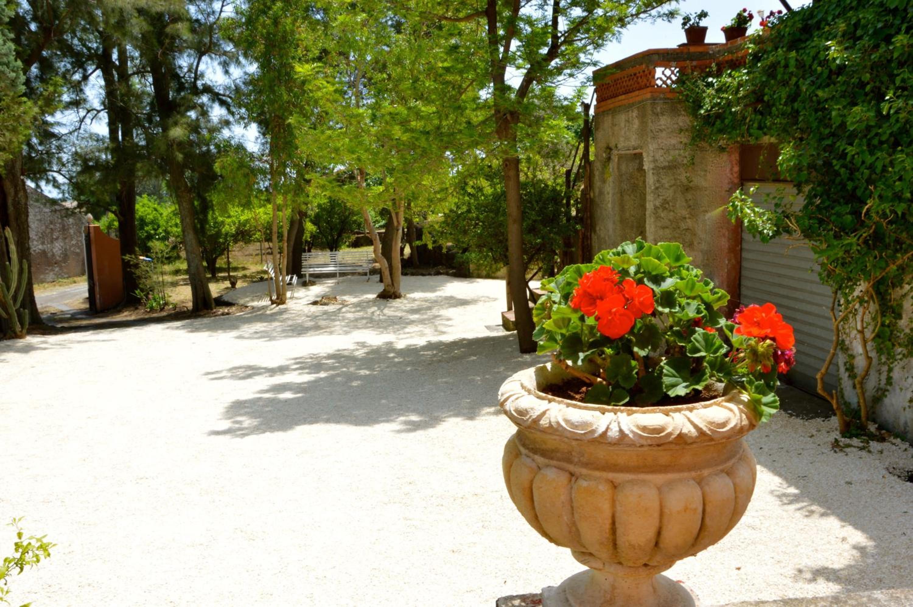 Villa Bonaccorso - antica e maestosa villa con piscina ai piedi dell'Etna