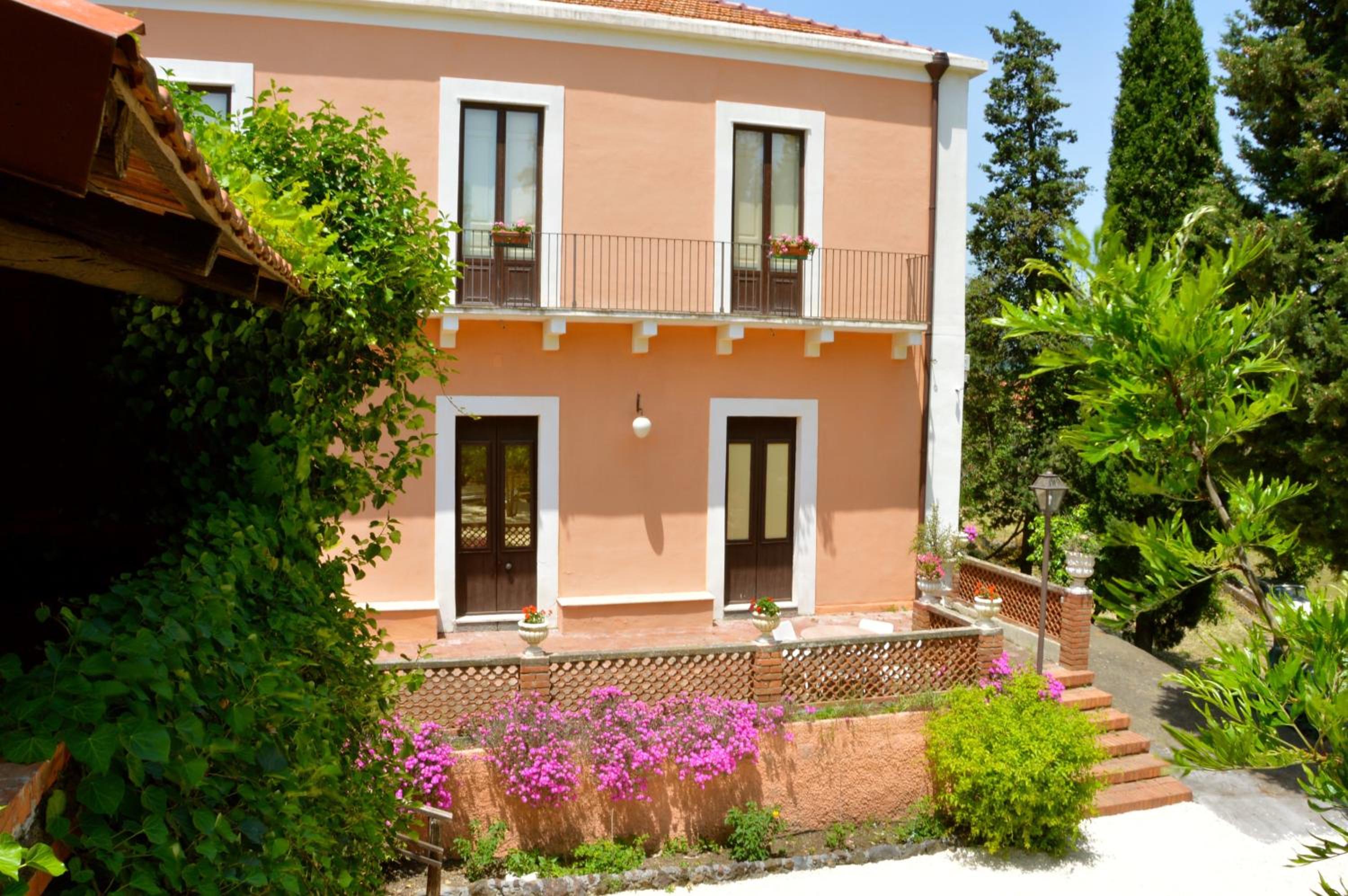 Villa Bonaccorso - antica e maestosa villa con piscina ai piedi dell'Etna