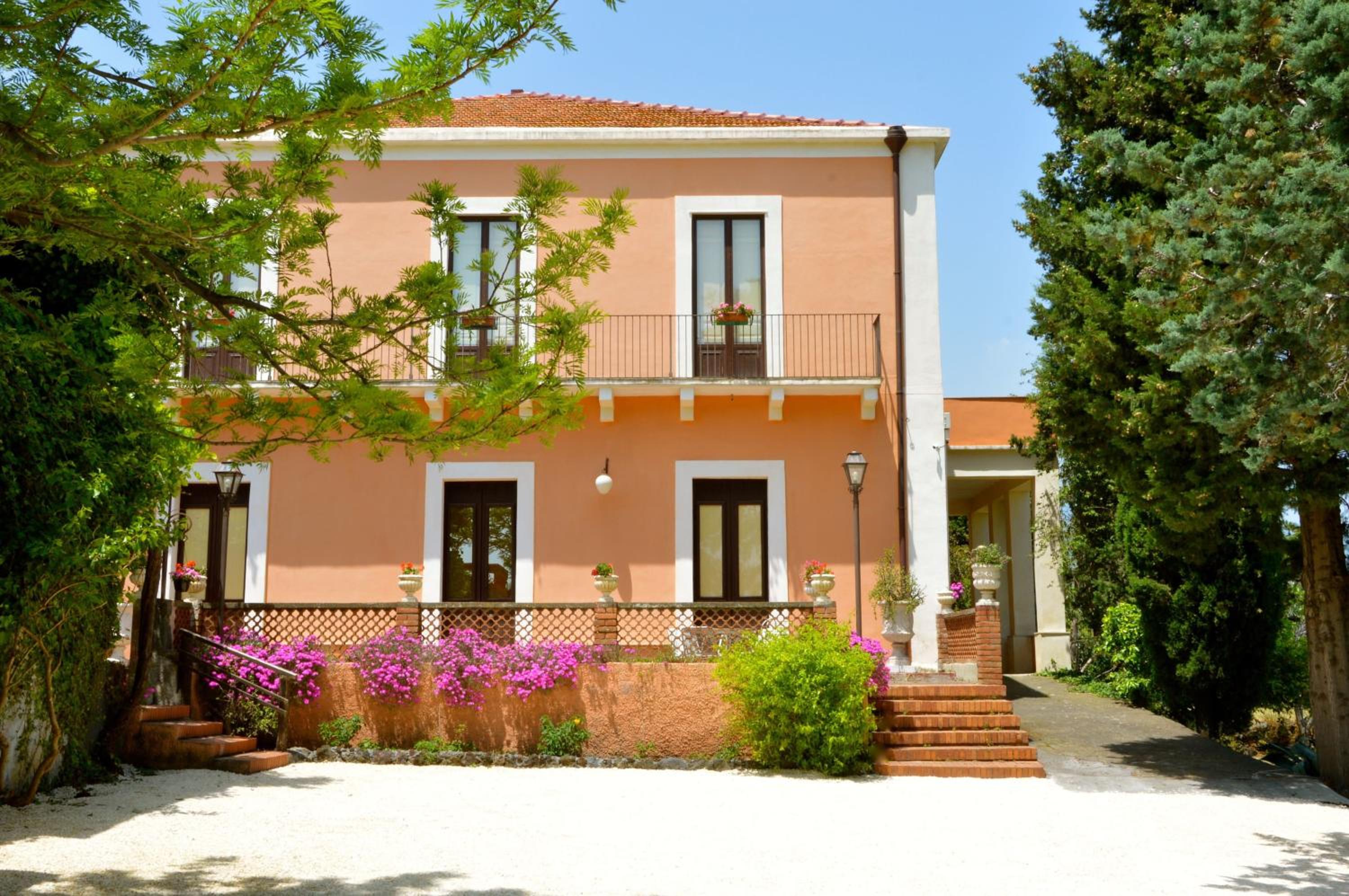 Villa Bonaccorso - antica e maestosa villa con piscina ai piedi dell'Etna