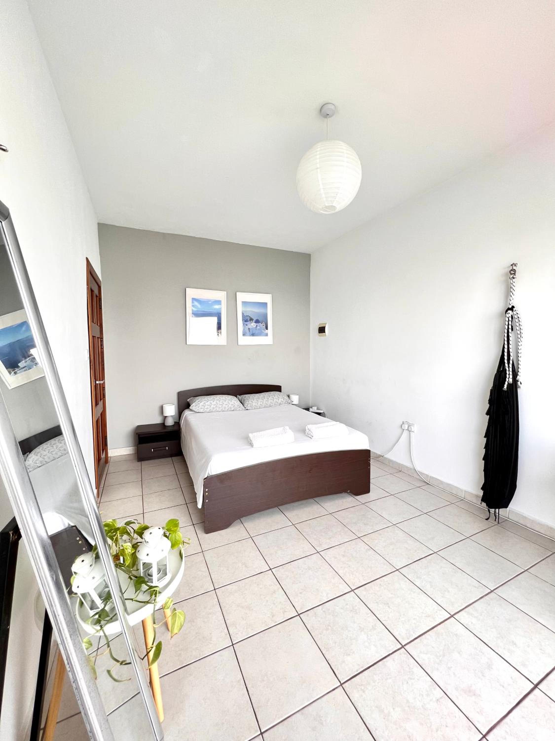 F8 1 Seaview room, Living and bathroom shared , StJulians photo 2
