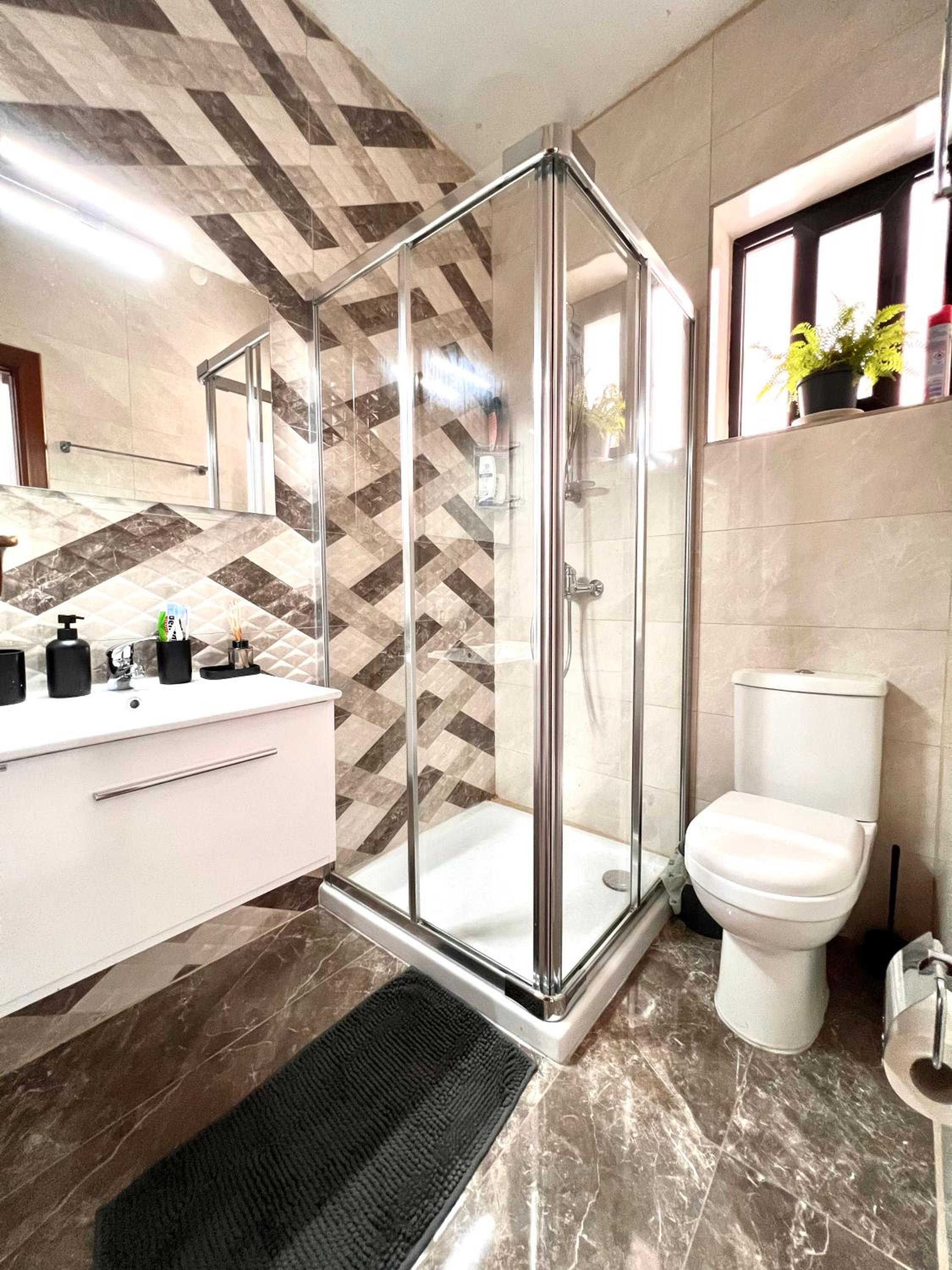 F8 1 Seaview room, Living and bathroom shared , StJulians photo 2