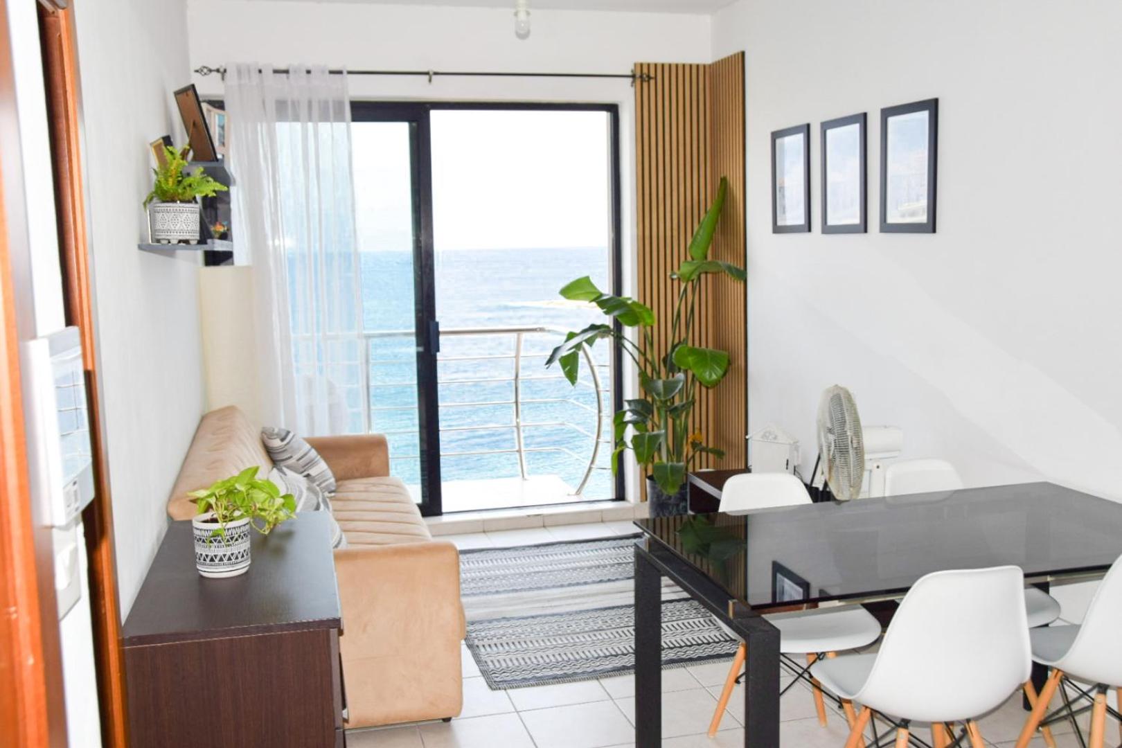 F8 1 Seaview room, Living and bathroom shared , StJulians — St Julian's