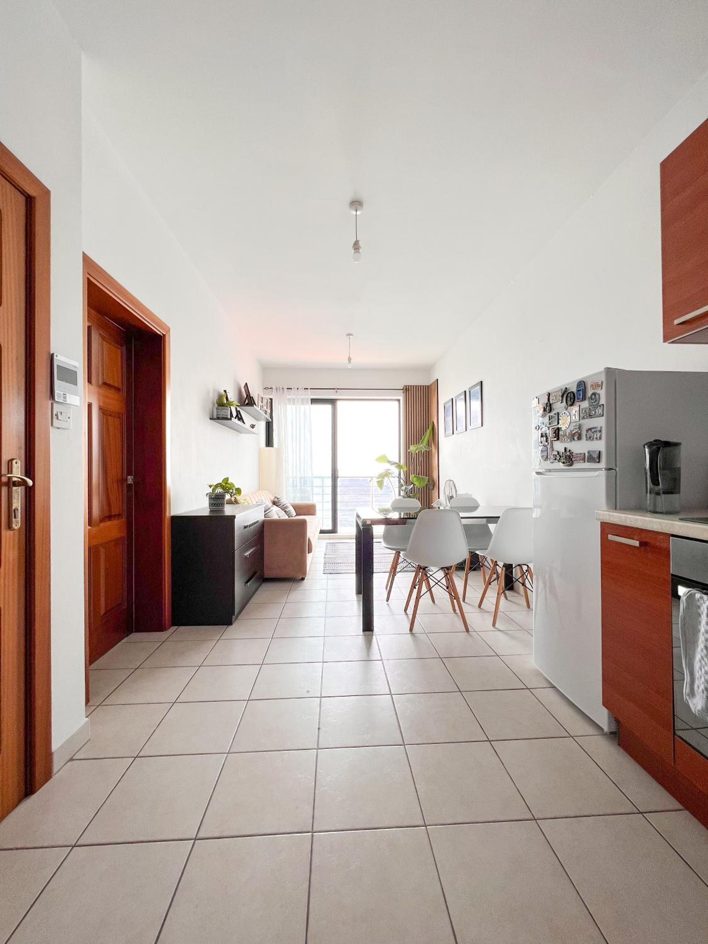 F8 1 Seaview room, Living and bathroom shared , StJulians photo 3