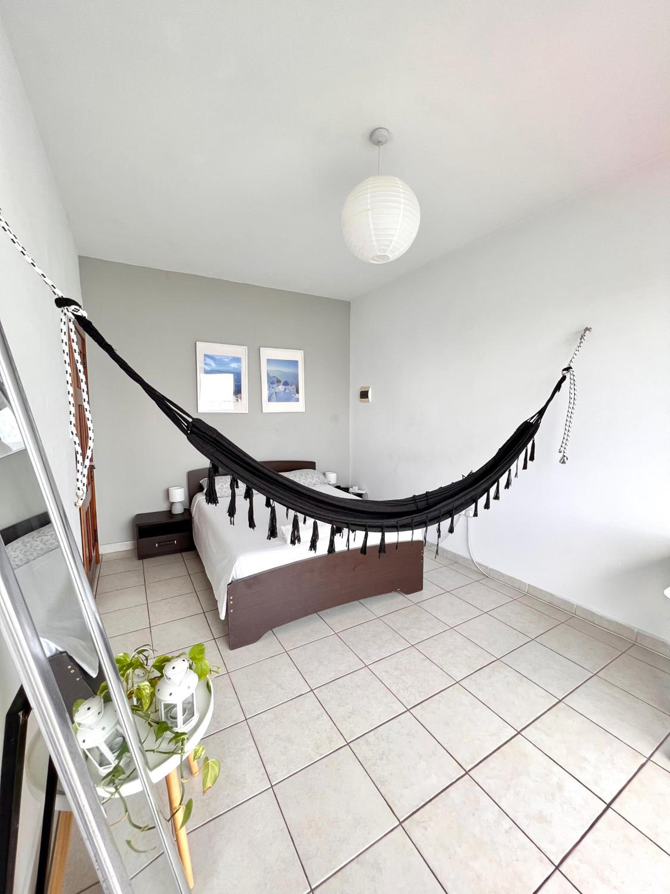 F8 1 Seaview room, Living and bathroom shared , StJulians photo 3