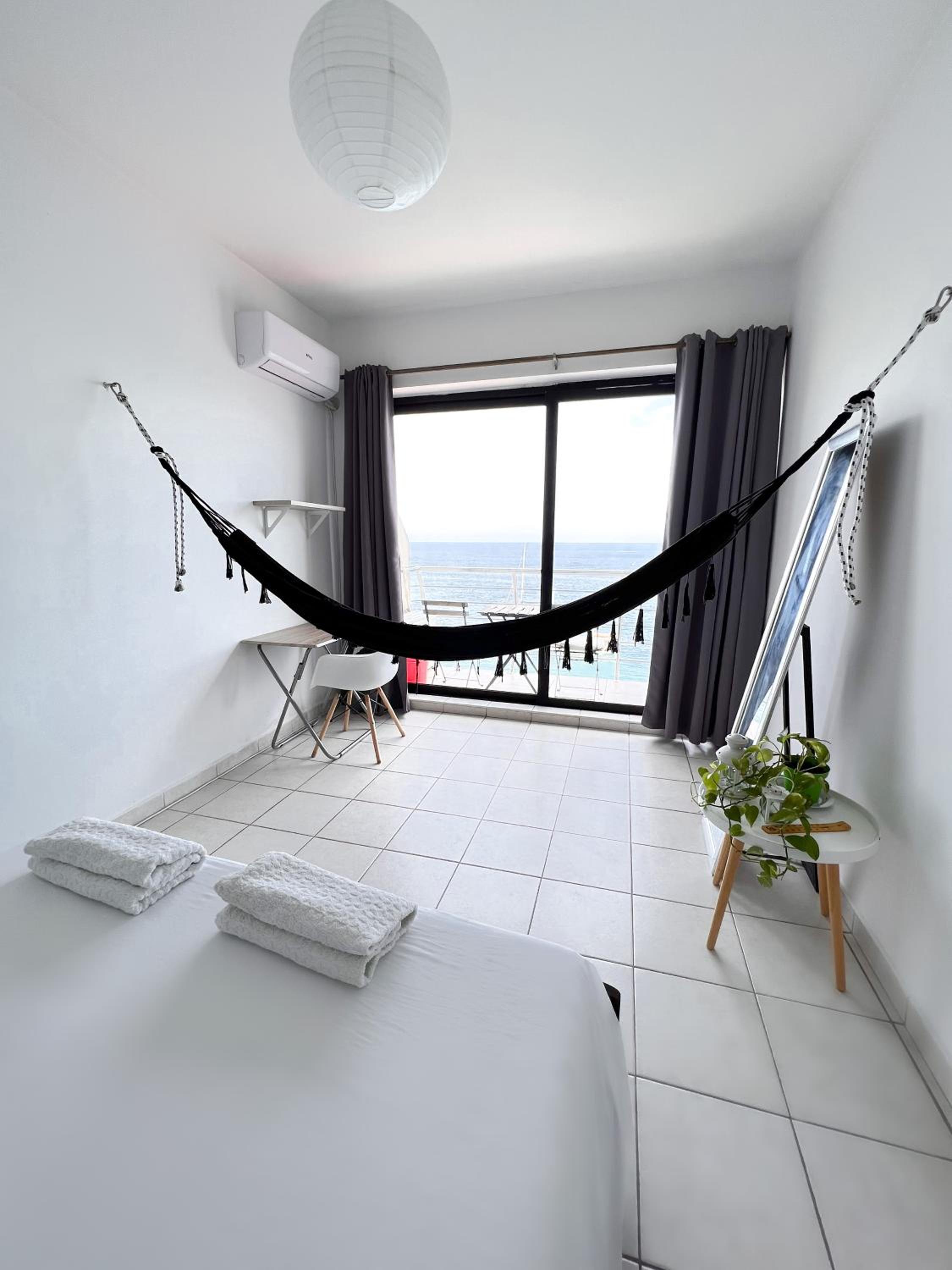 F8 1 Seaview room, Living and bathroom shared , StJulians photo 5
