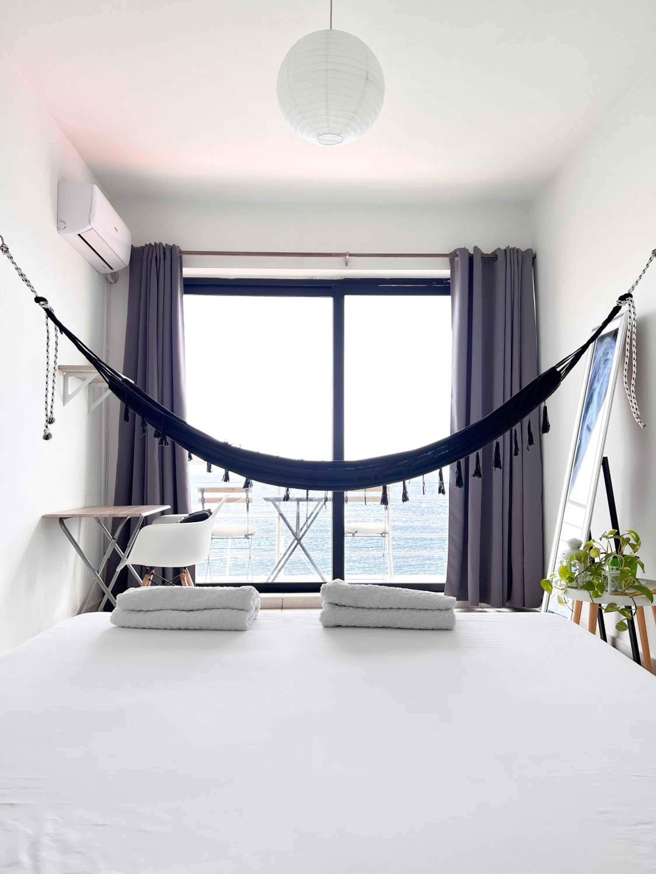 F8 1 Seaview room, Living and bathroom shared , StJulians photo 4