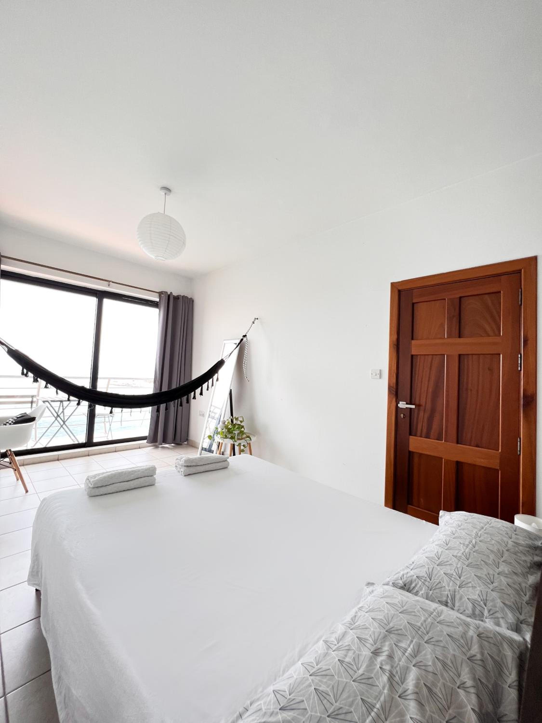 F8 1 Seaview room, Living and bathroom shared , StJulians photo 4