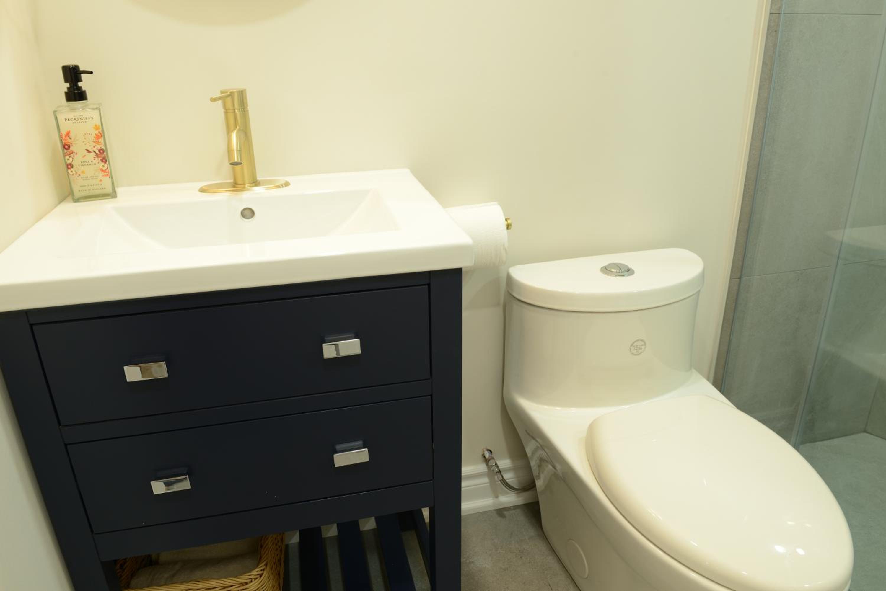 Spacious 2-Bed-Room near Yonge & Major Mackenzie