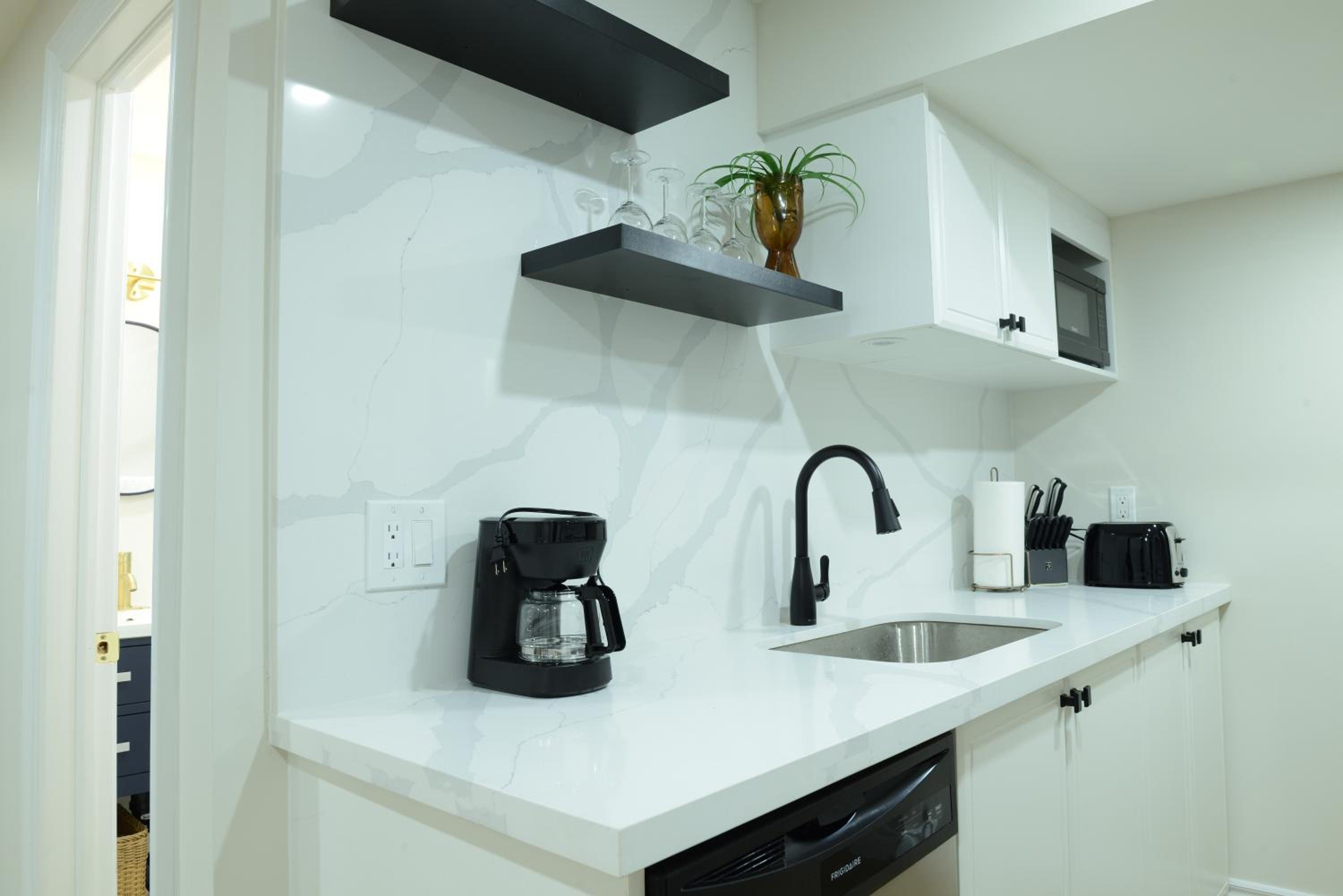 Spacious 2-Bed-Room near Yonge & Major Mackenzie