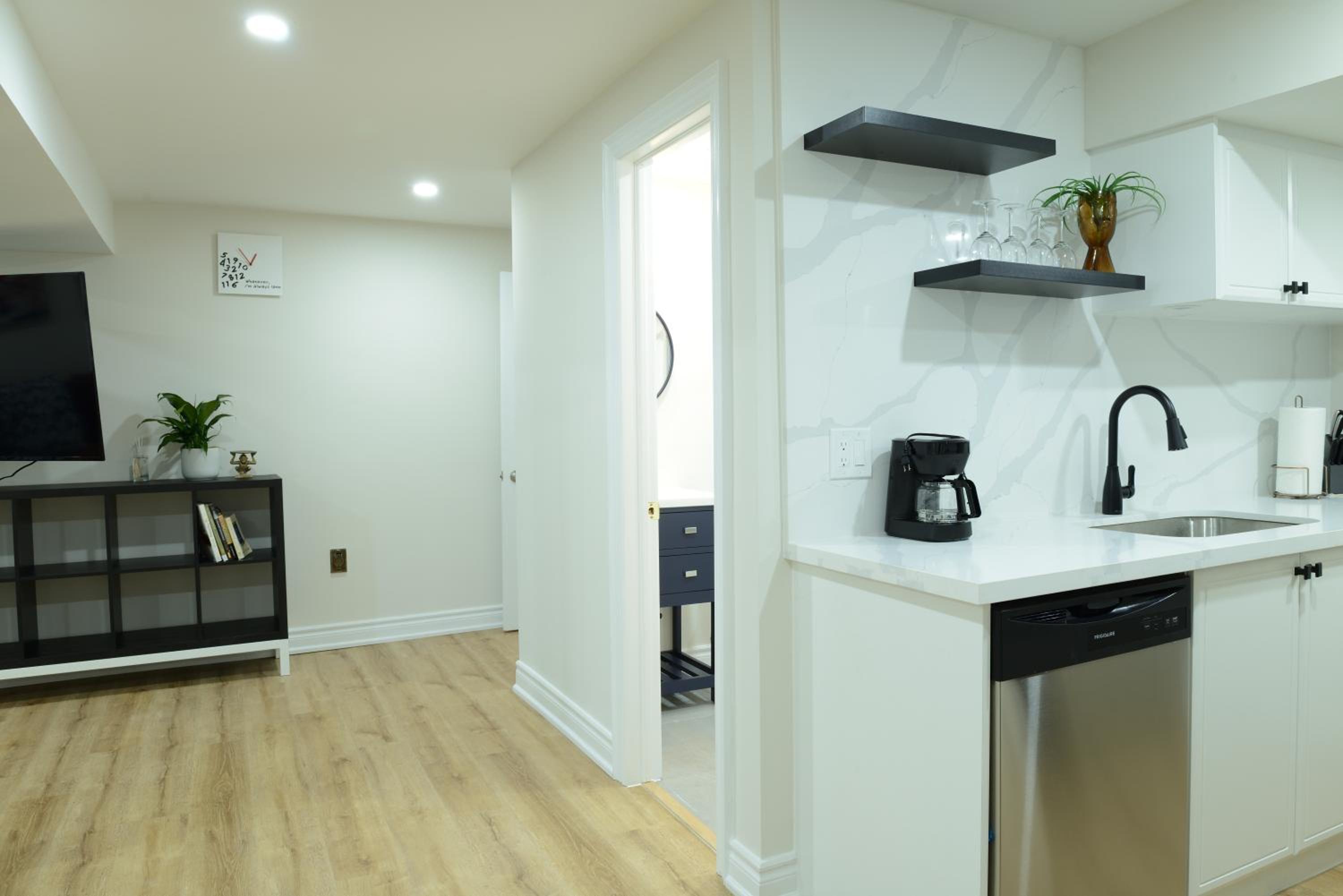 Spacious 2-Bed-Room near Yonge & Major Mackenzie