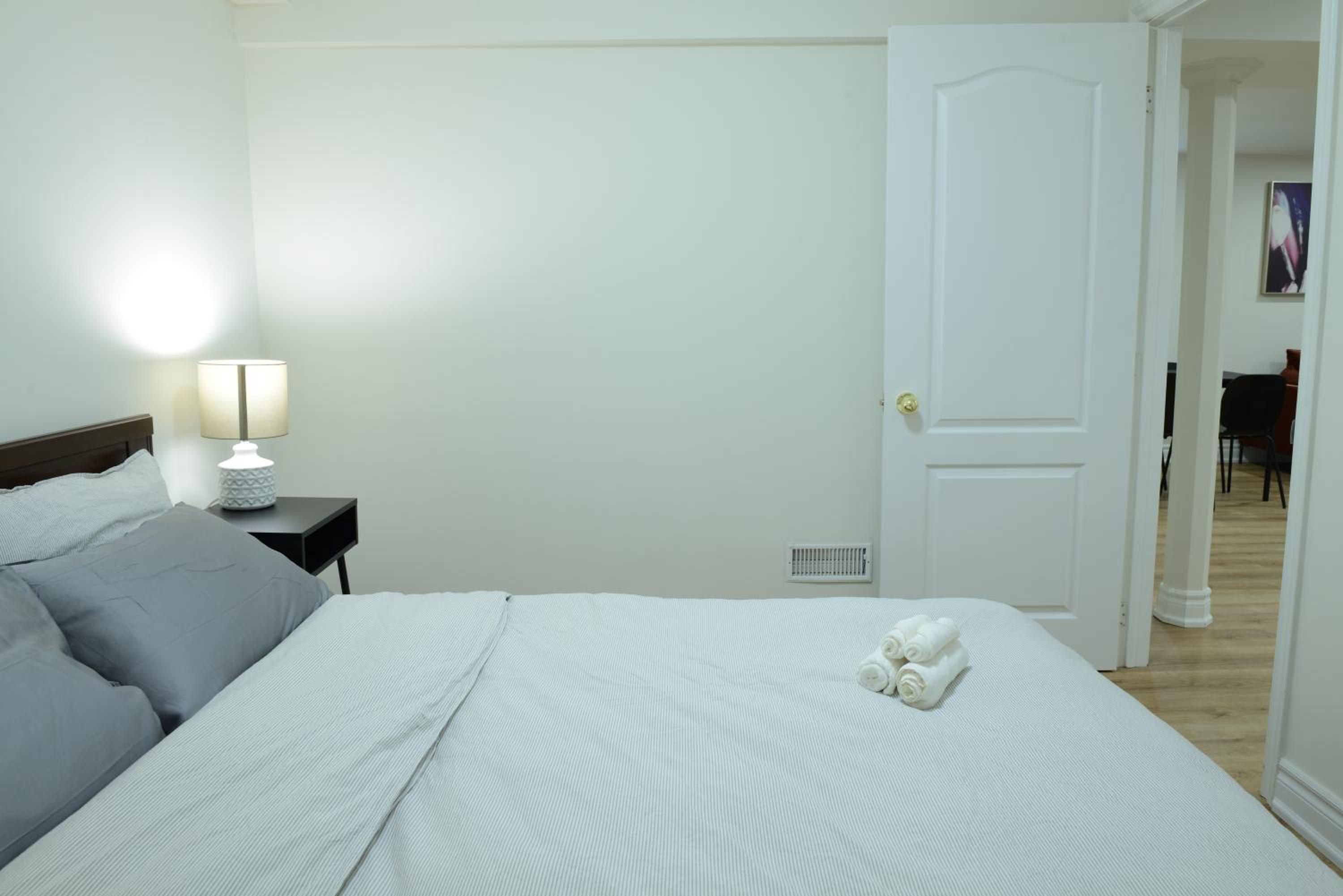 Spacious 2-Bed-Room near Yonge & Major Mackenzie