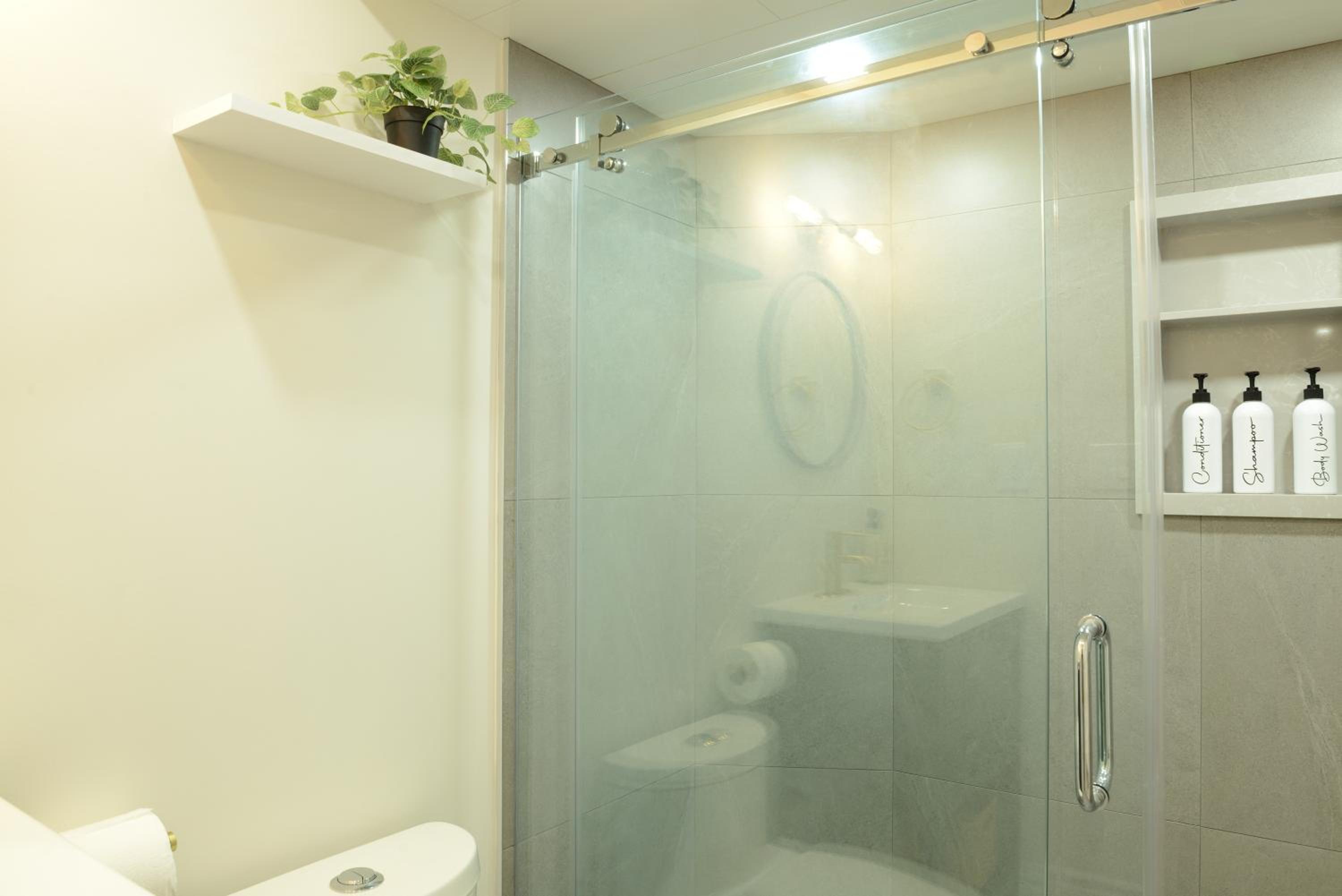 Spacious 2-Bed-Room near Yonge & Major Mackenzie