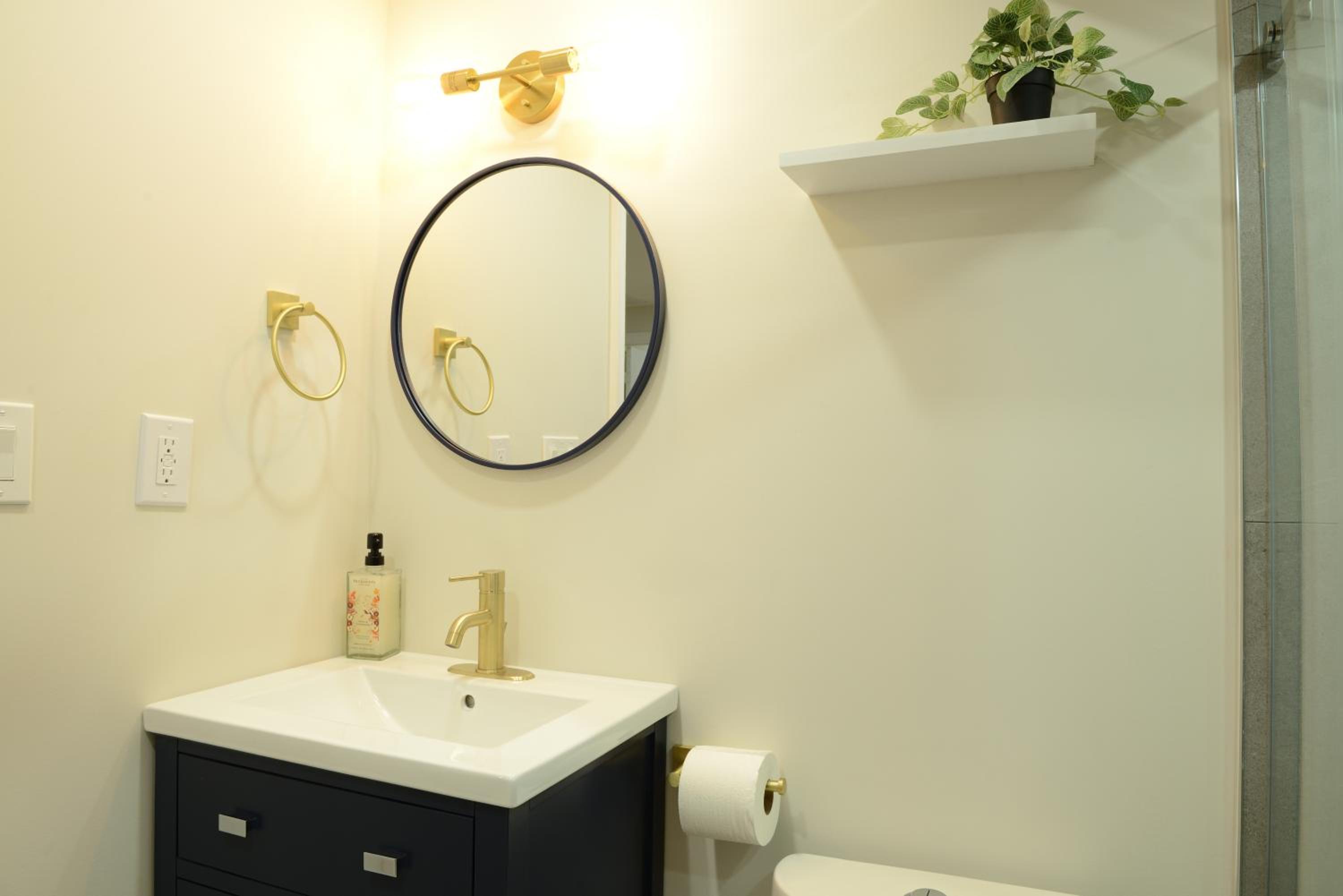 Spacious 2-Bed-Room near Yonge & Major Mackenzie
