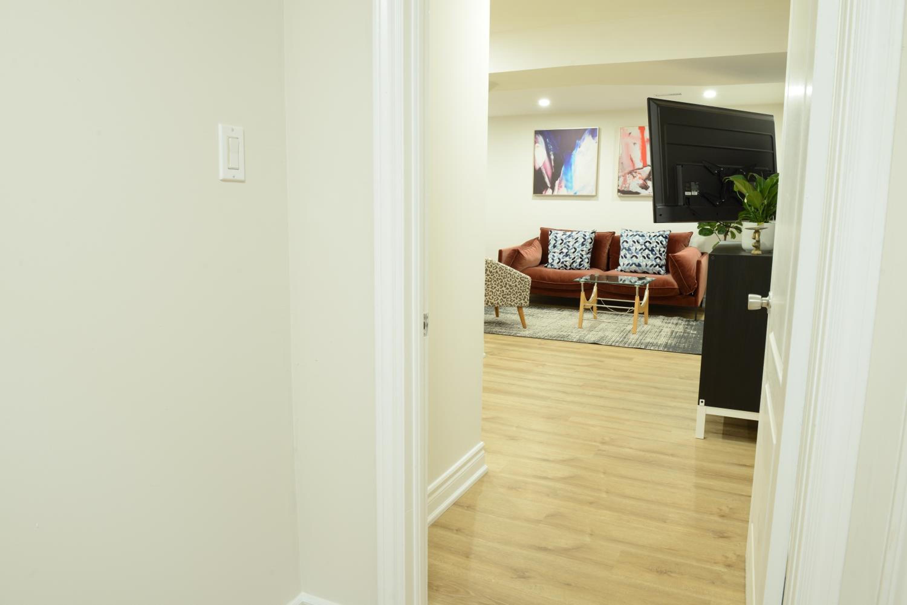 Spacious 2-Bed-Room near Yonge & Major Mackenzie