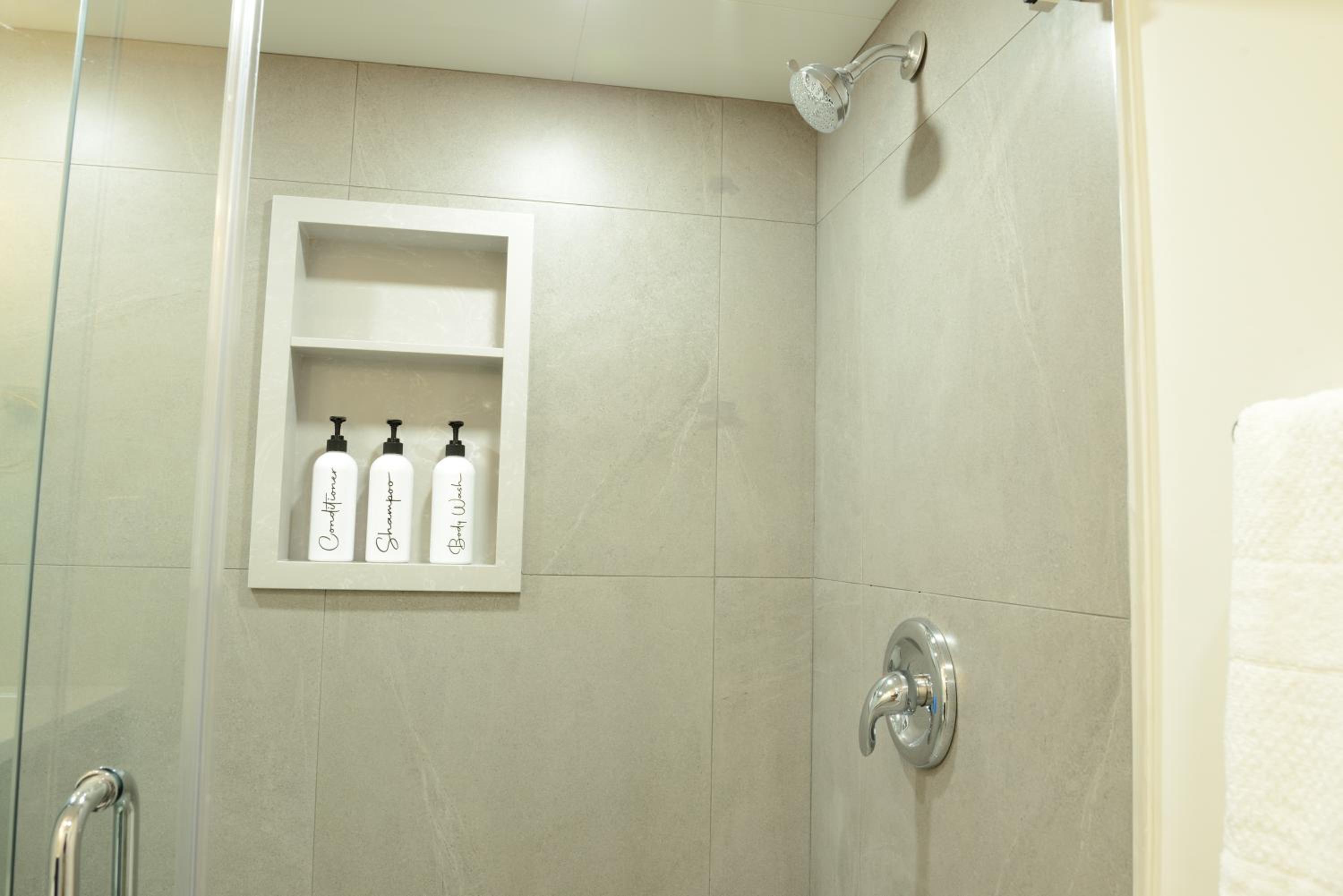 Spacious 2-Bed-Room near Yonge & Major Mackenzie