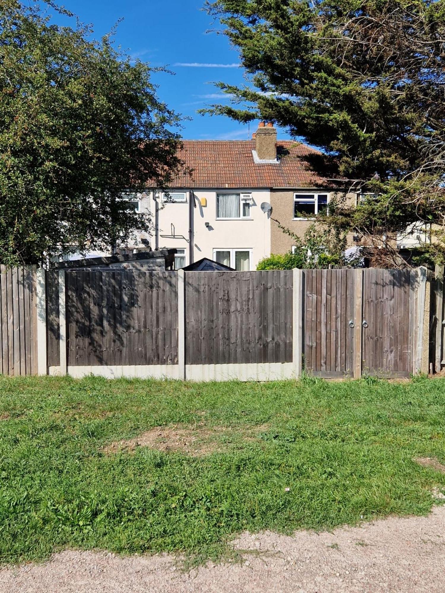 Lovely 4 bed house with patio & bbq view 3