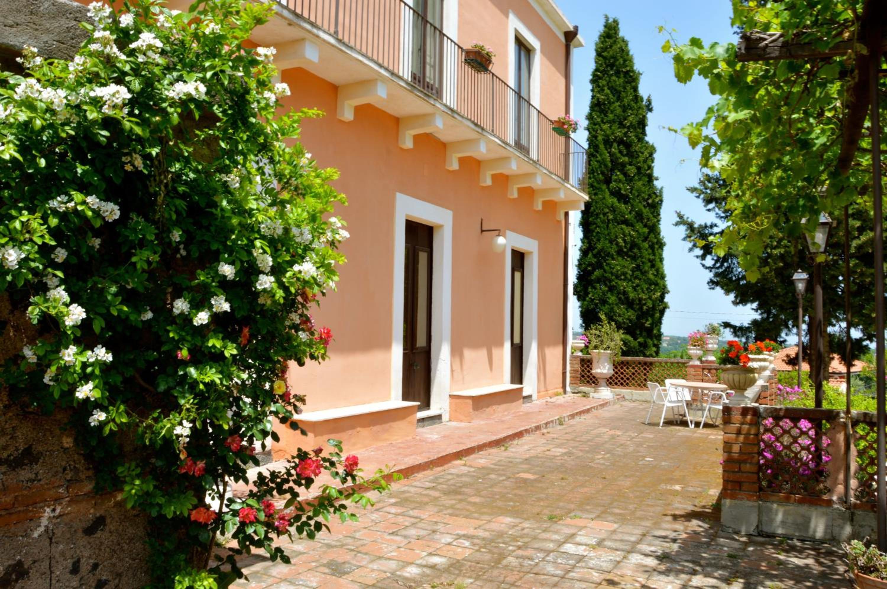 Villa Bonaccorso - antica e maestosa villa con piscina ai piedi dell'Etna