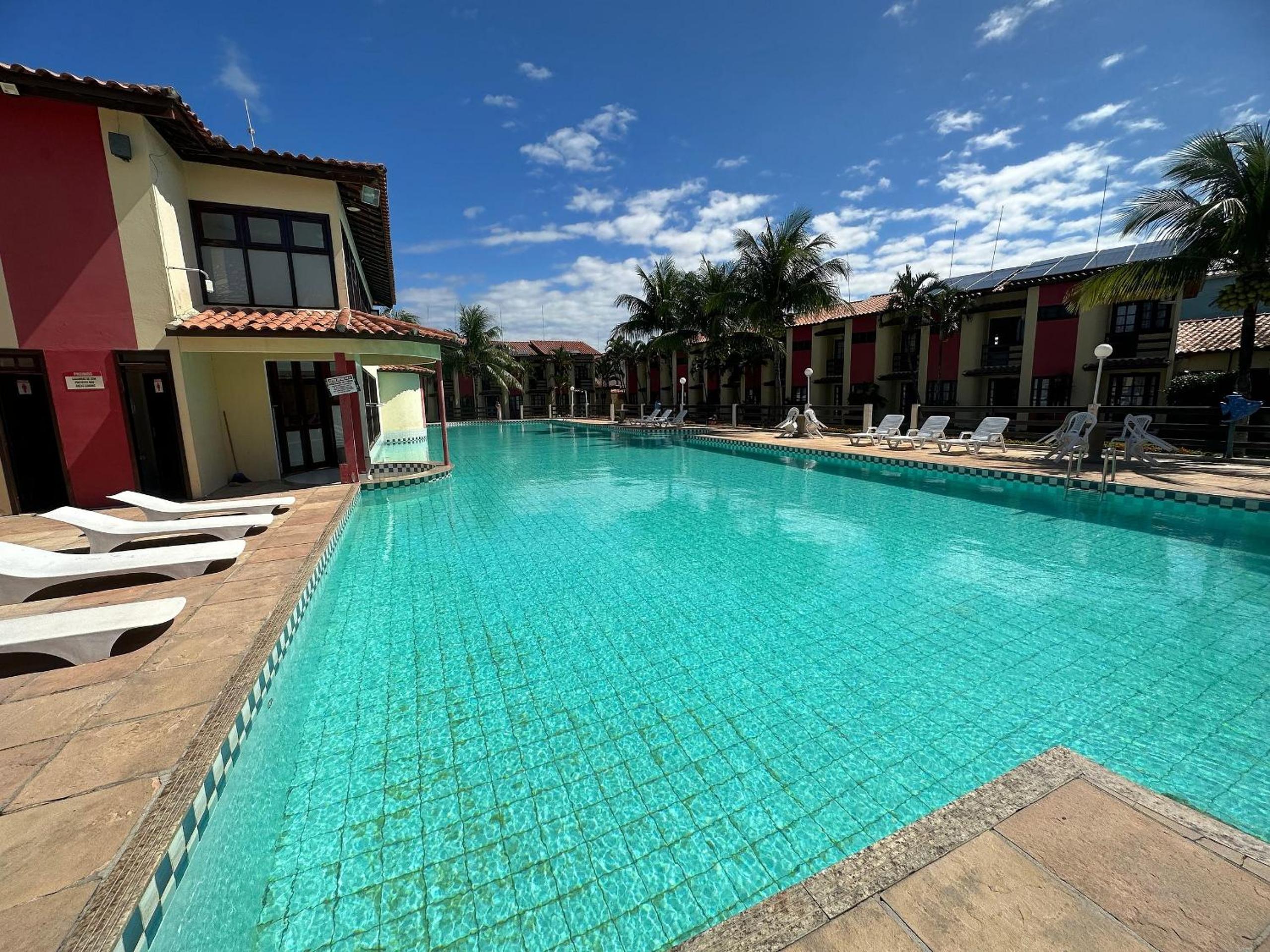 Casa em Condomínio localizado a aproximadamente 250m da praia de Taperapuã e da Arena Axé Moi, com 3 suítes todas com ar condicionado, piscinas adulto e in