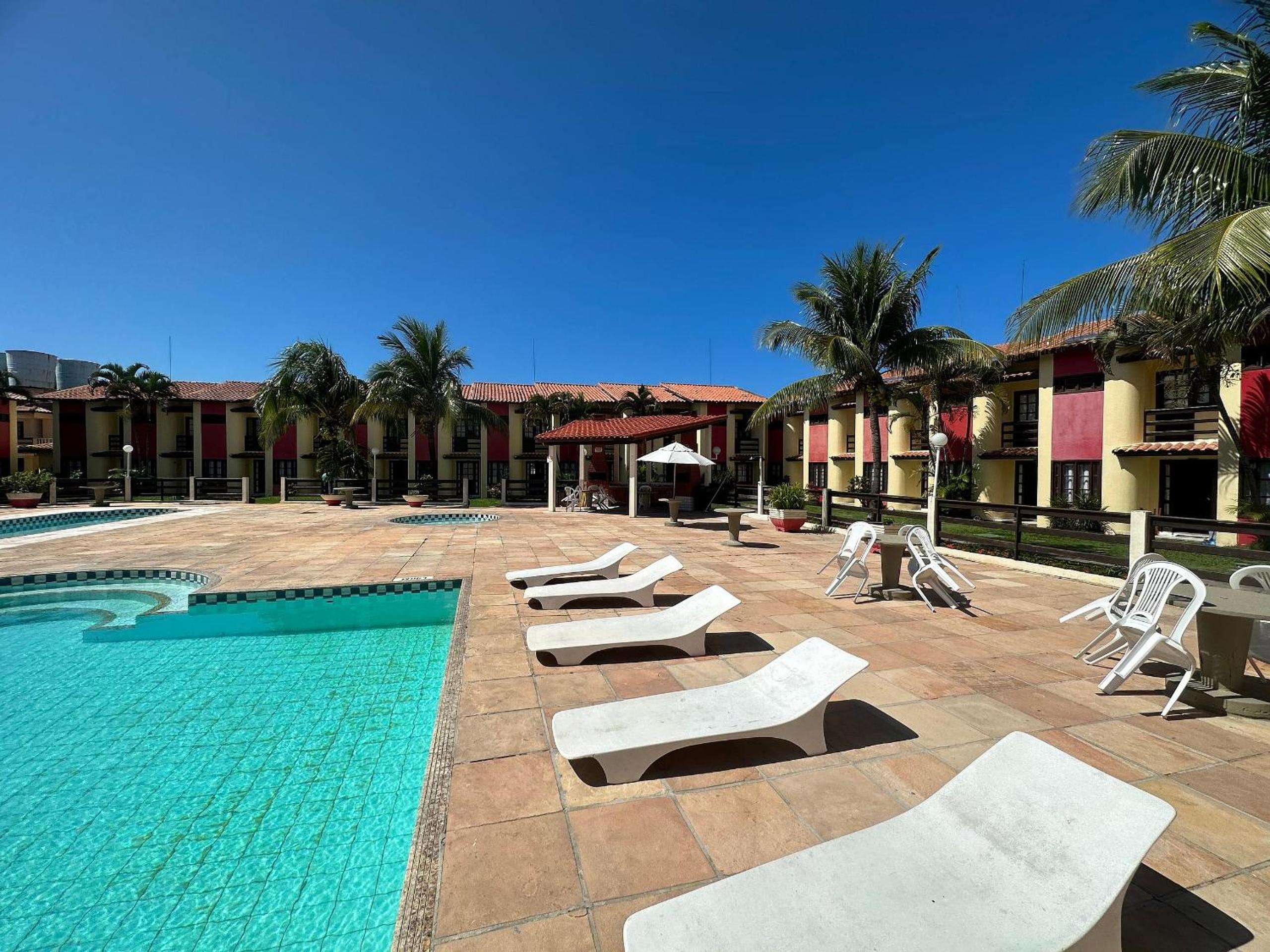 Casa em Condomínio localizado a aproximadamente 250m da praia de Taperapuã e da Arena Axé Moi, com 3 suítes todas com ar condicionado, piscinas adulto e in