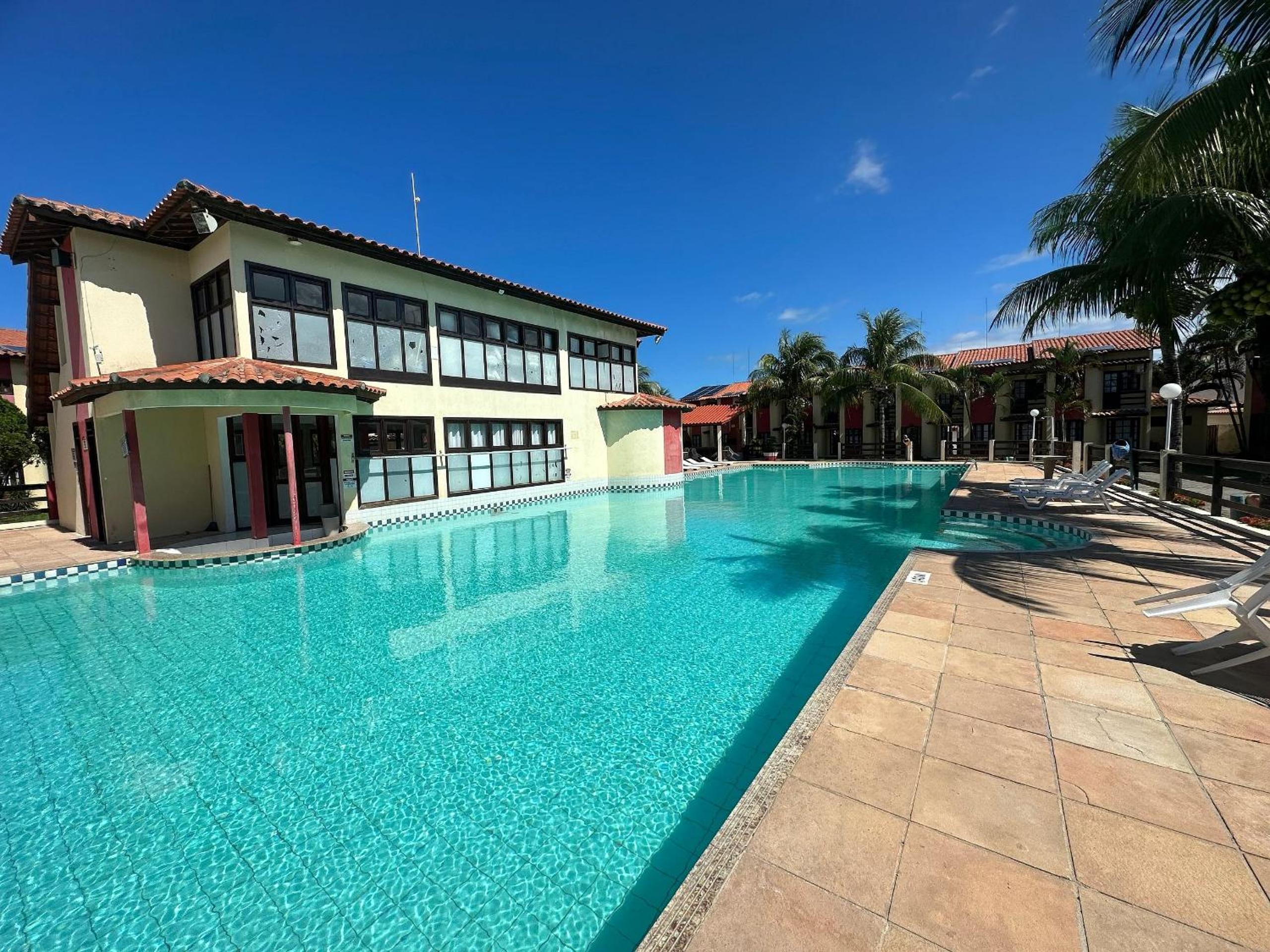 Casa em Condomínio localizado a aproximadamente 250m da praia de Taperapuã e da Arena Axé Moi, com 3 suítes todas com ar condicionado, piscinas adulto e in