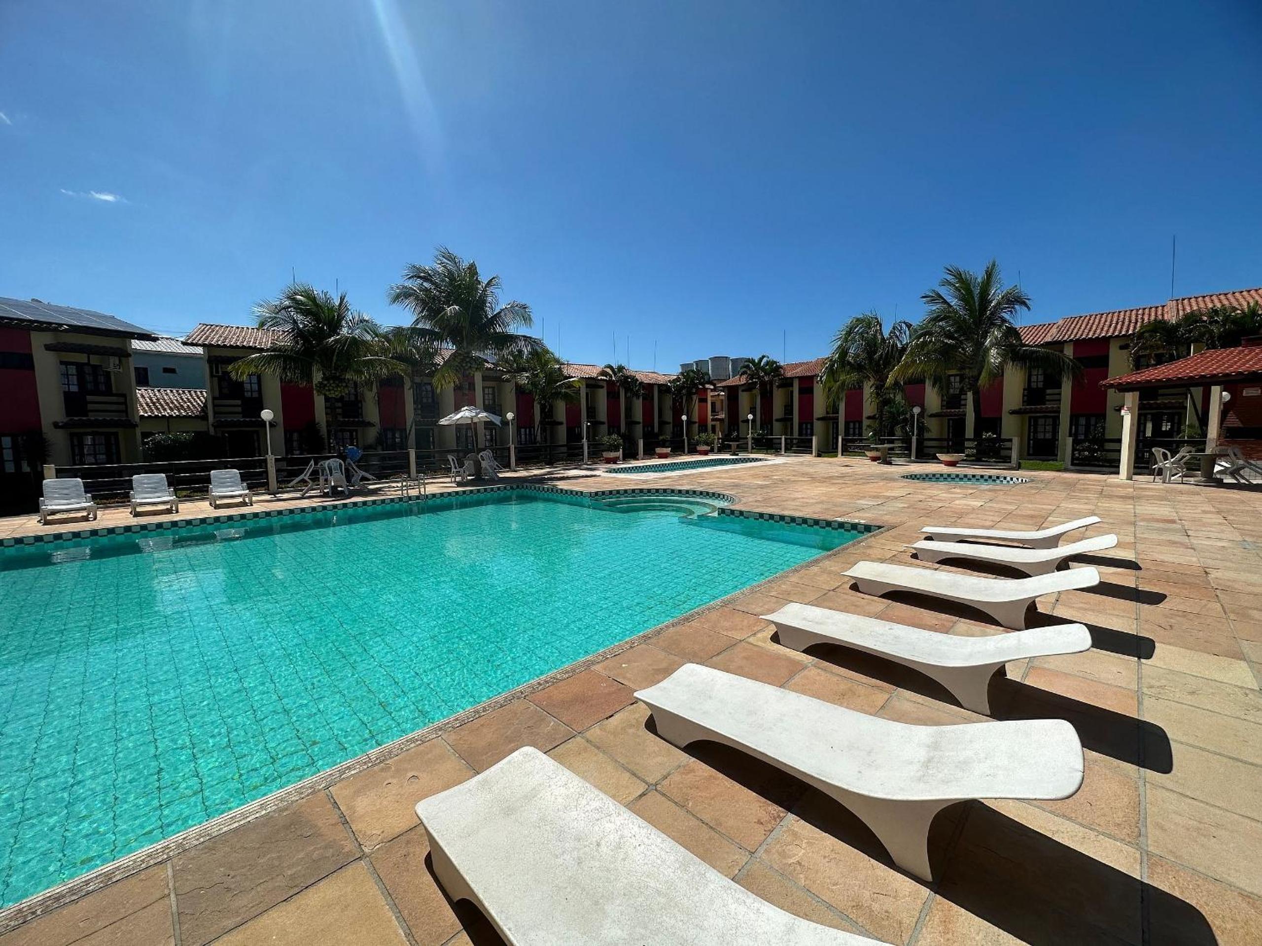 Casa em Condomínio localizado a aproximadamente 250m da praia de Taperapuã e da Arena Axé Moi, com 3 suítes todas com ar condicionado, piscinas adulto e in